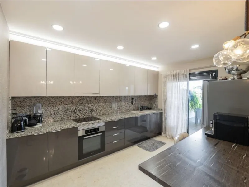 Unique property that must be seen to appreciate the wow factor within the much sought after urbanisation of Capanes del Golf.