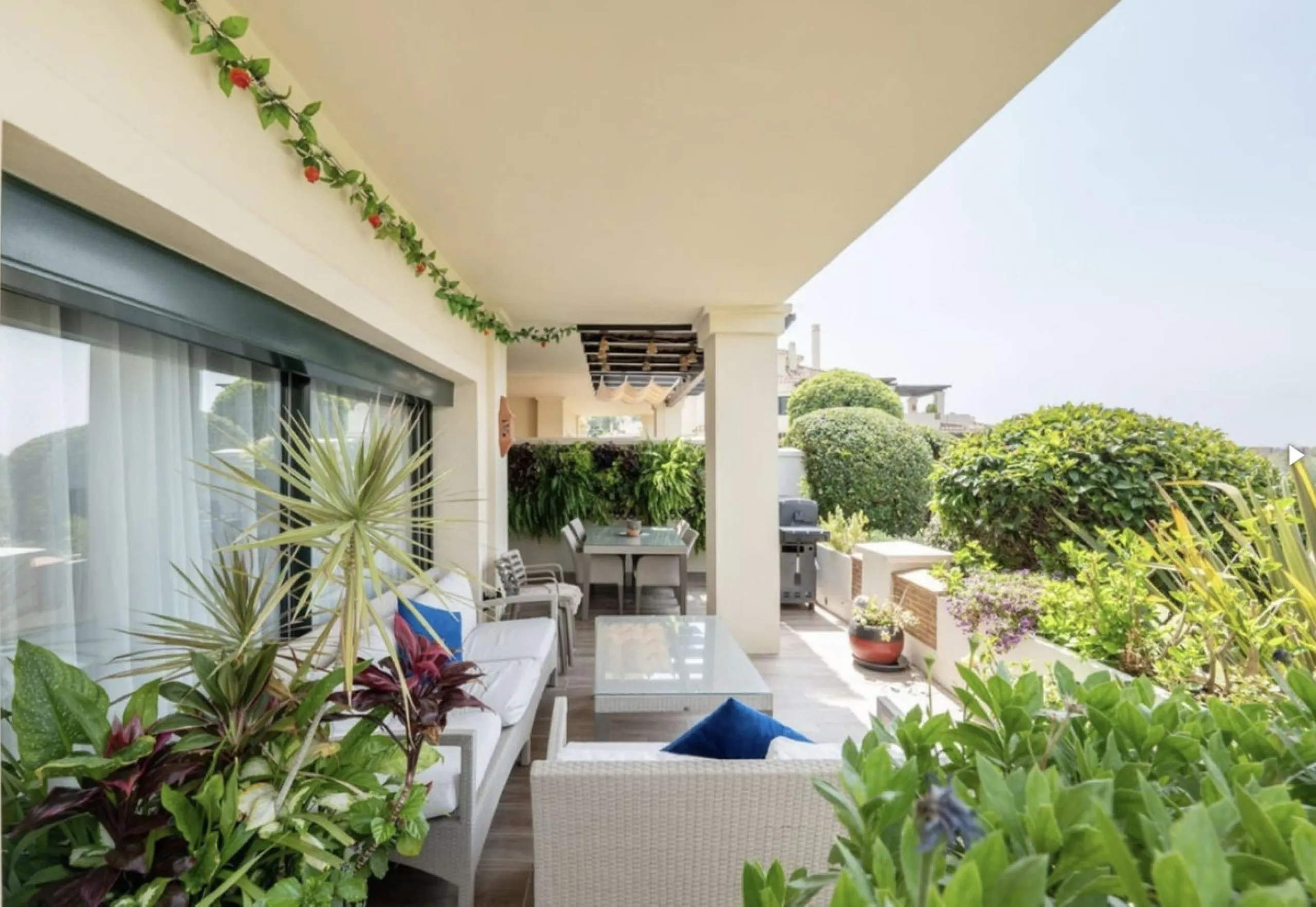 Unique property that must be seen to appreciate the wow factor within the much sought after urbanisation of Capanes del Golf.