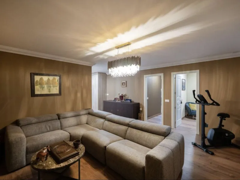 Unique property that must be seen to appreciate the wow factor within the much sought after urbanisation of Capanes del Golf.