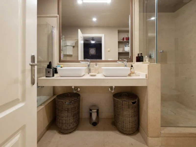 Unique property that must be seen to appreciate the wow factor within the much sought after urbanisation of Capanes del Golf.
