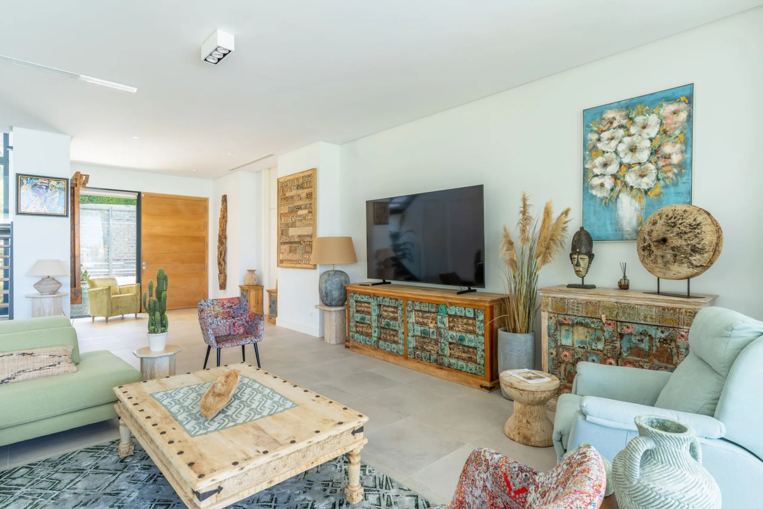 This exceptional luxury villa is situated in the prestigious area of Cabopino, Marbella East, offering a prime front line golf location with captivating views of both the sea and lush fairways. Designed to the highest standards, the property spans a gener