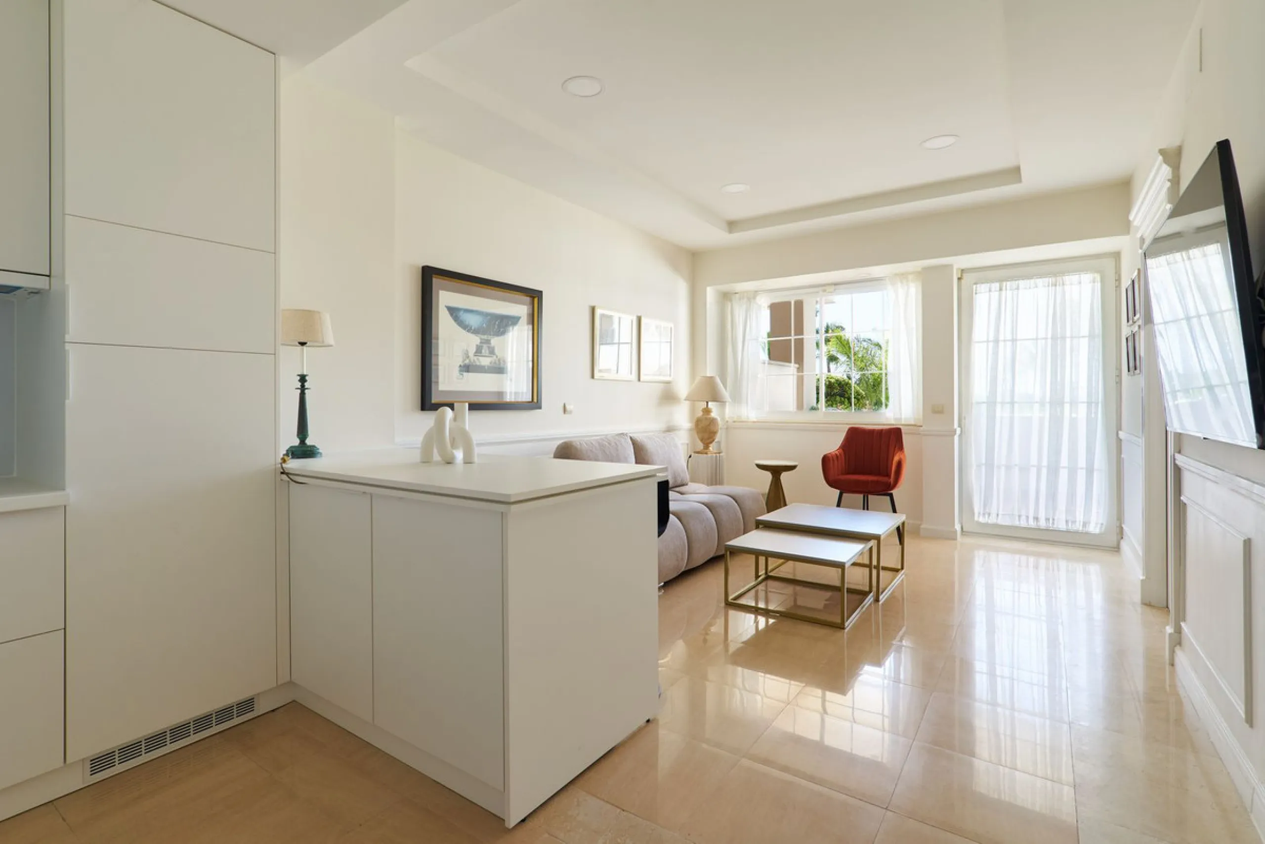 We present to your attention a unique opportunity to acquire a fully renovated and elegant one-bedroom apartment in the prestigious Guadalpin Hotel on the famous Golden Mile in Marbella.