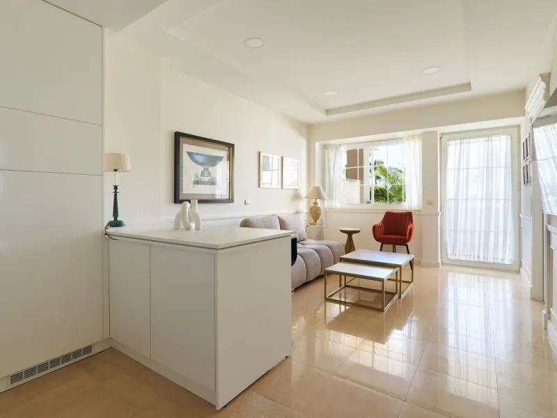 We present to your attention a unique opportunity to acquire a fully renovated and elegant one-bedroom apartment in the prestigious Guadalpin Hotel on the famous Golden Mile in Marbella.