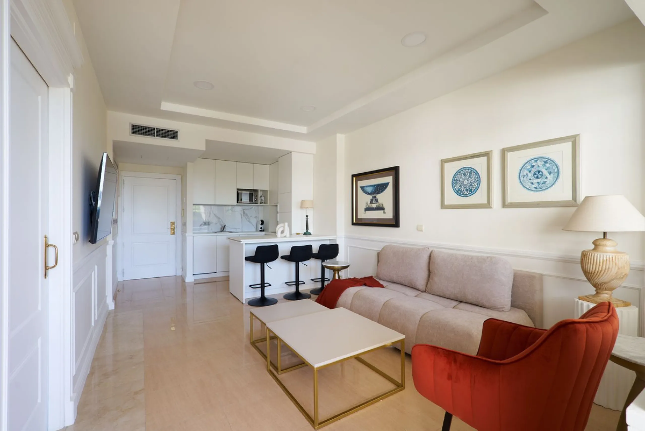 We present to your attention a unique opportunity to acquire a fully renovated and elegant one-bedroom apartment in the prestigious Guadalpin Hotel on the famous Golden Mile in Marbella.