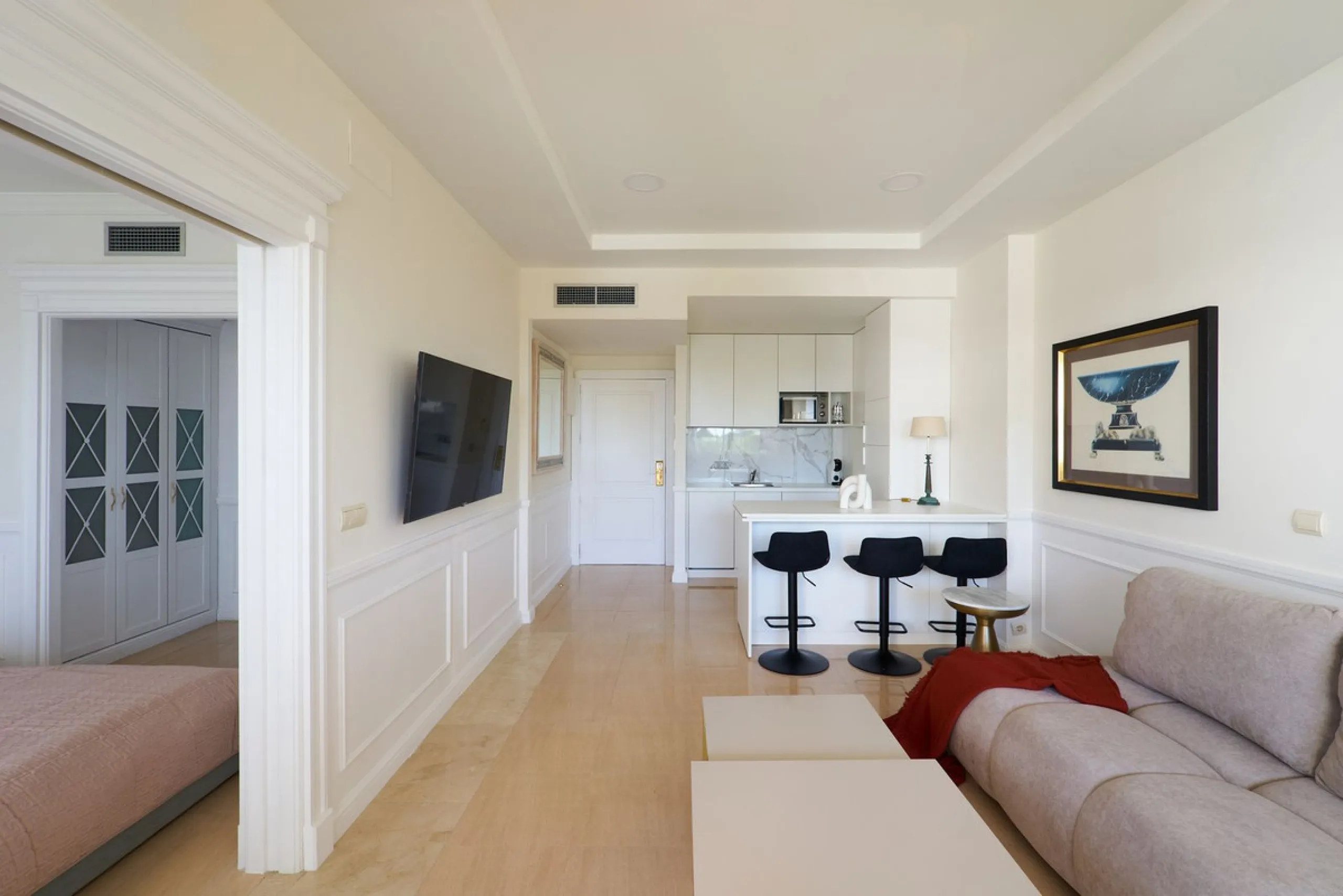 We present to your attention a unique opportunity to acquire a fully renovated and elegant one-bedroom apartment in the prestigious Guadalpin Hotel on the famous Golden Mile in Marbella.