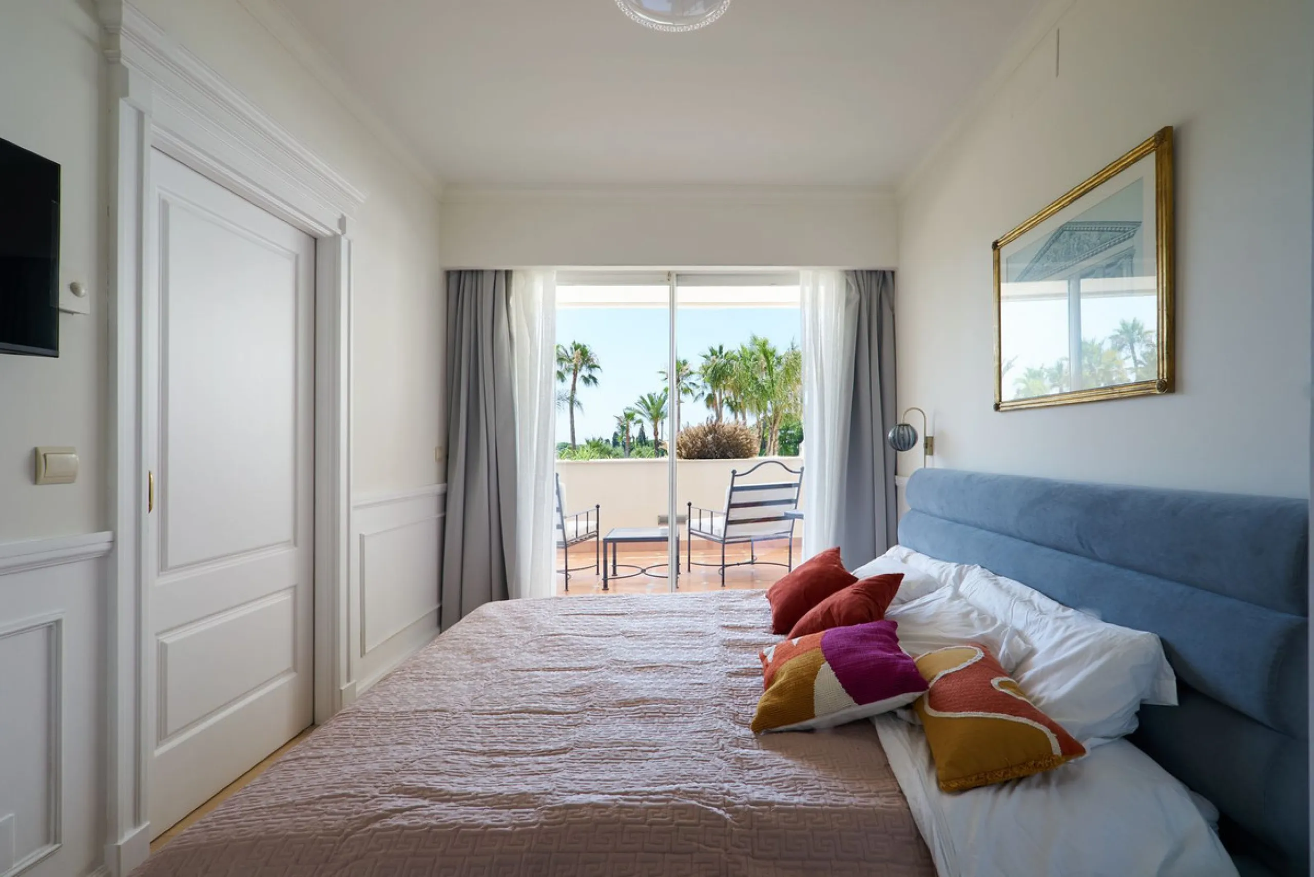 We present to your attention a unique opportunity to acquire a fully renovated and elegant one-bedroom apartment in the prestigious Guadalpin Hotel on the famous Golden Mile in Marbella.