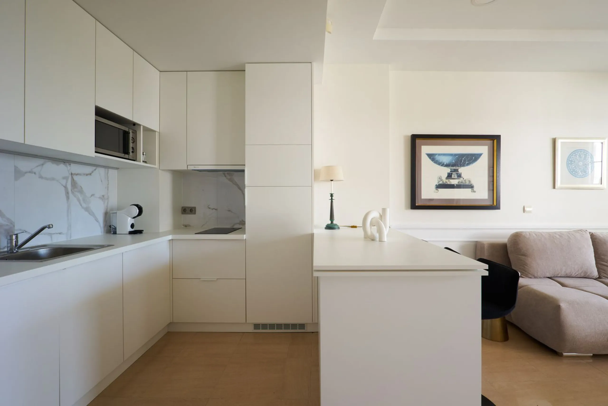 We present to your attention a unique opportunity to acquire a fully renovated and elegant one-bedroom apartment in the prestigious Guadalpin Hotel on the famous Golden Mile in Marbella.
