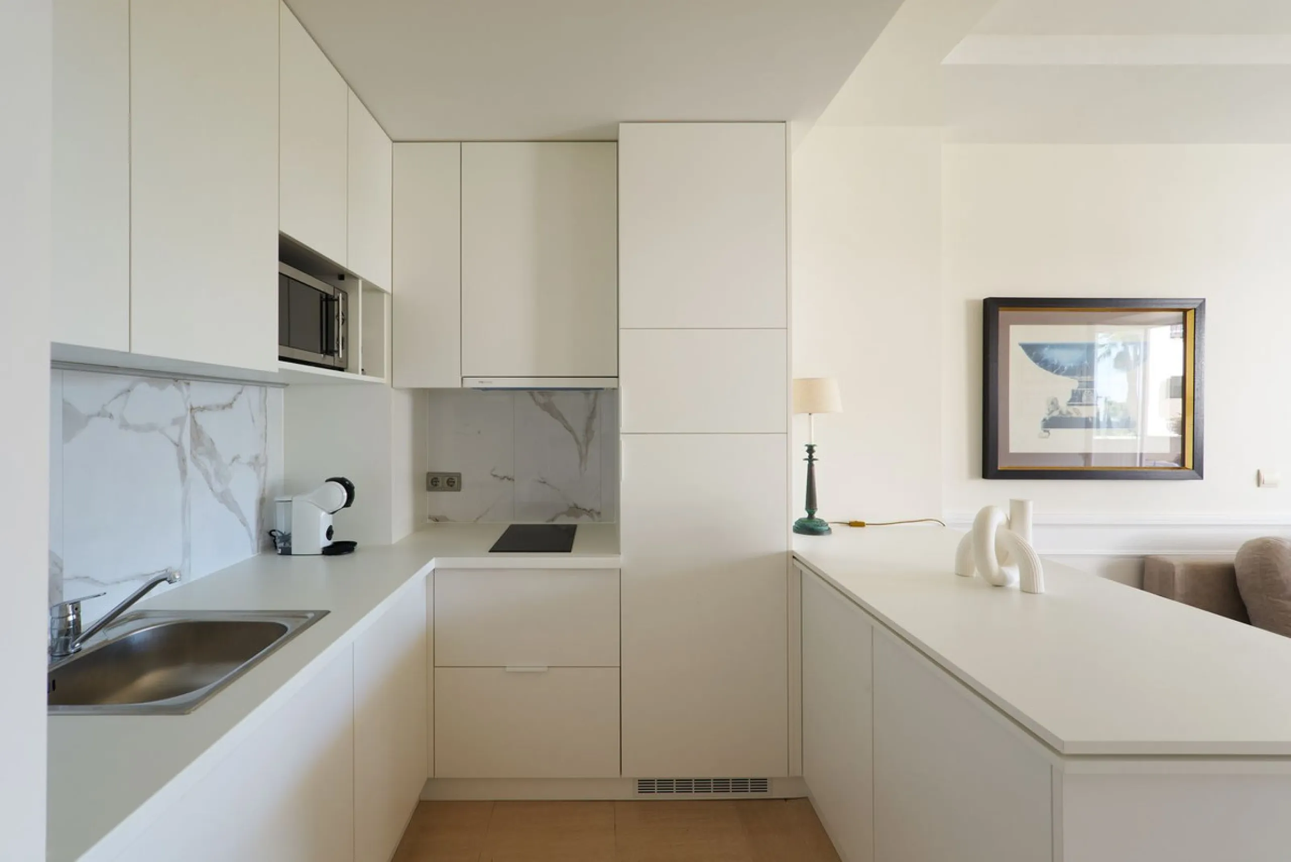 We present to your attention a unique opportunity to acquire a fully renovated and elegant one-bedroom apartment in the prestigious Guadalpin Hotel on the famous Golden Mile in Marbella.