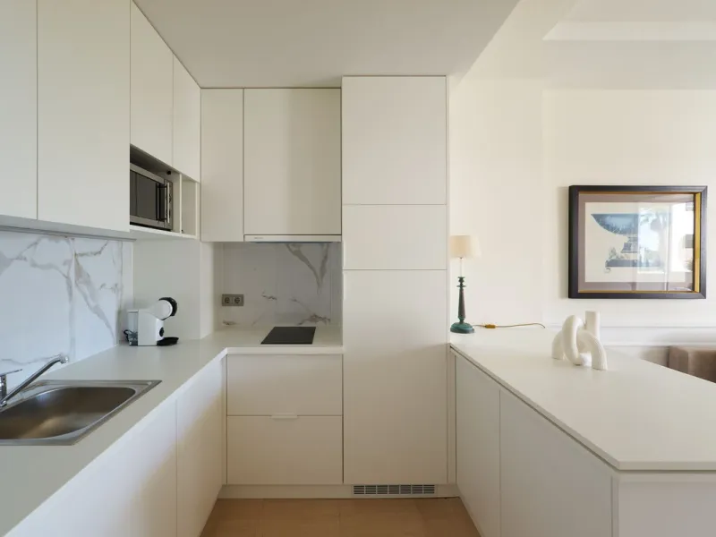 We present to your attention a unique opportunity to acquire a fully renovated and elegant one-bedroom apartment in the prestigious Guadalpin Hotel on the famous Golden Mile in Marbella.