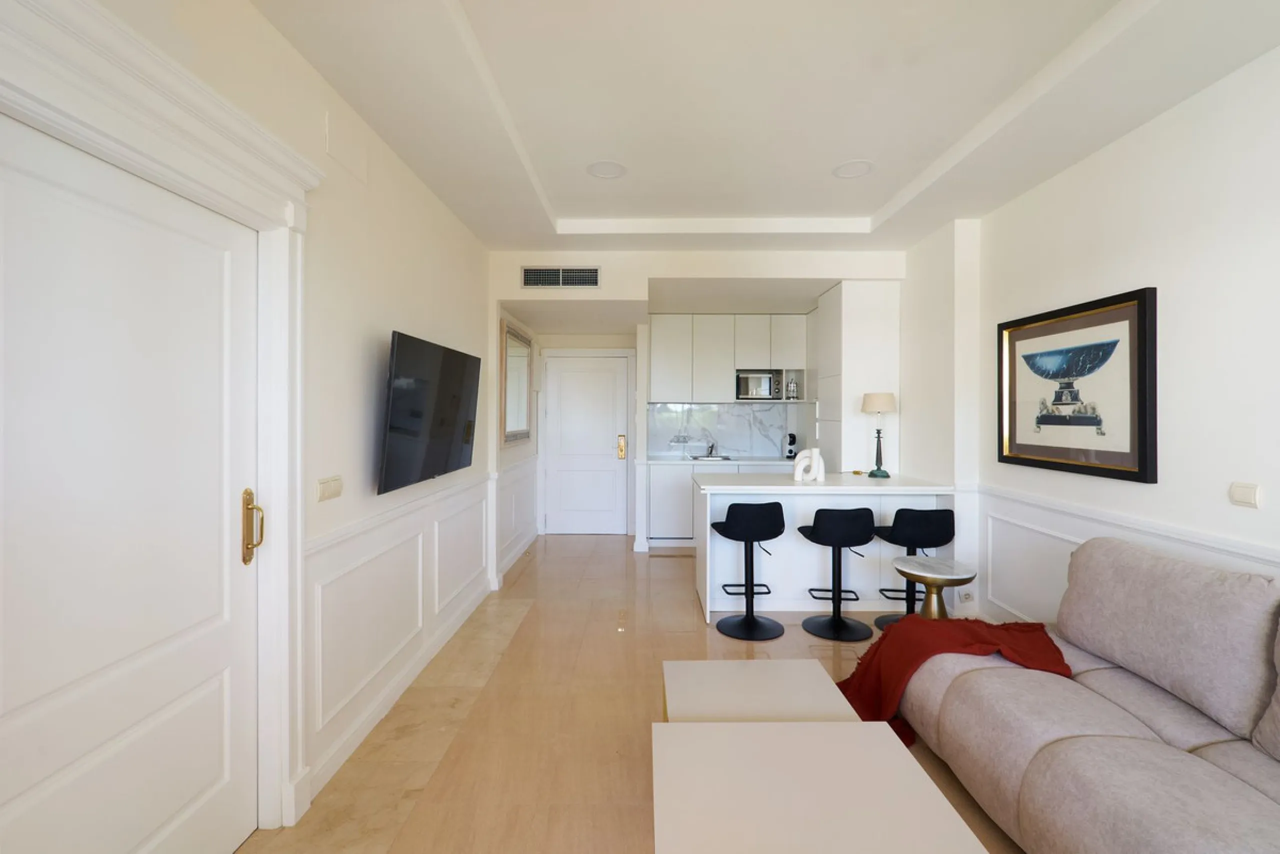 We present to your attention a unique opportunity to acquire a fully renovated and elegant one-bedroom apartment in the prestigious Guadalpin Hotel on the famous Golden Mile in Marbella.