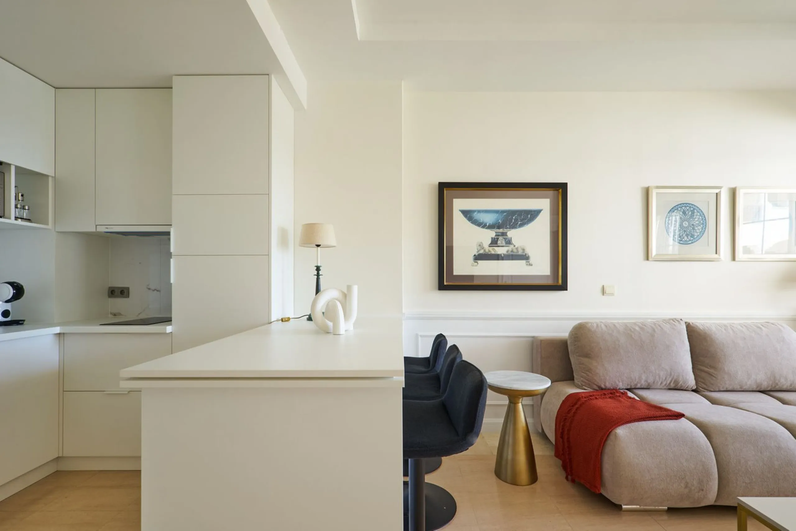 We present to your attention a unique opportunity to acquire a fully renovated and elegant one-bedroom apartment in the prestigious Guadalpin Hotel on the famous Golden Mile in Marbella.