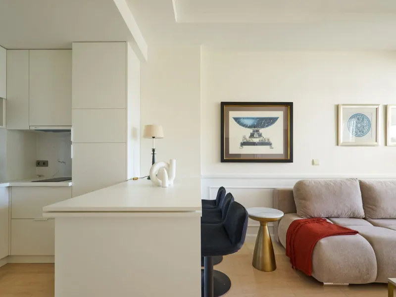 We present to your attention a unique opportunity to acquire a fully renovated and elegant one-bedroom apartment in the prestigious Guadalpin Hotel on the famous Golden Mile in Marbella.