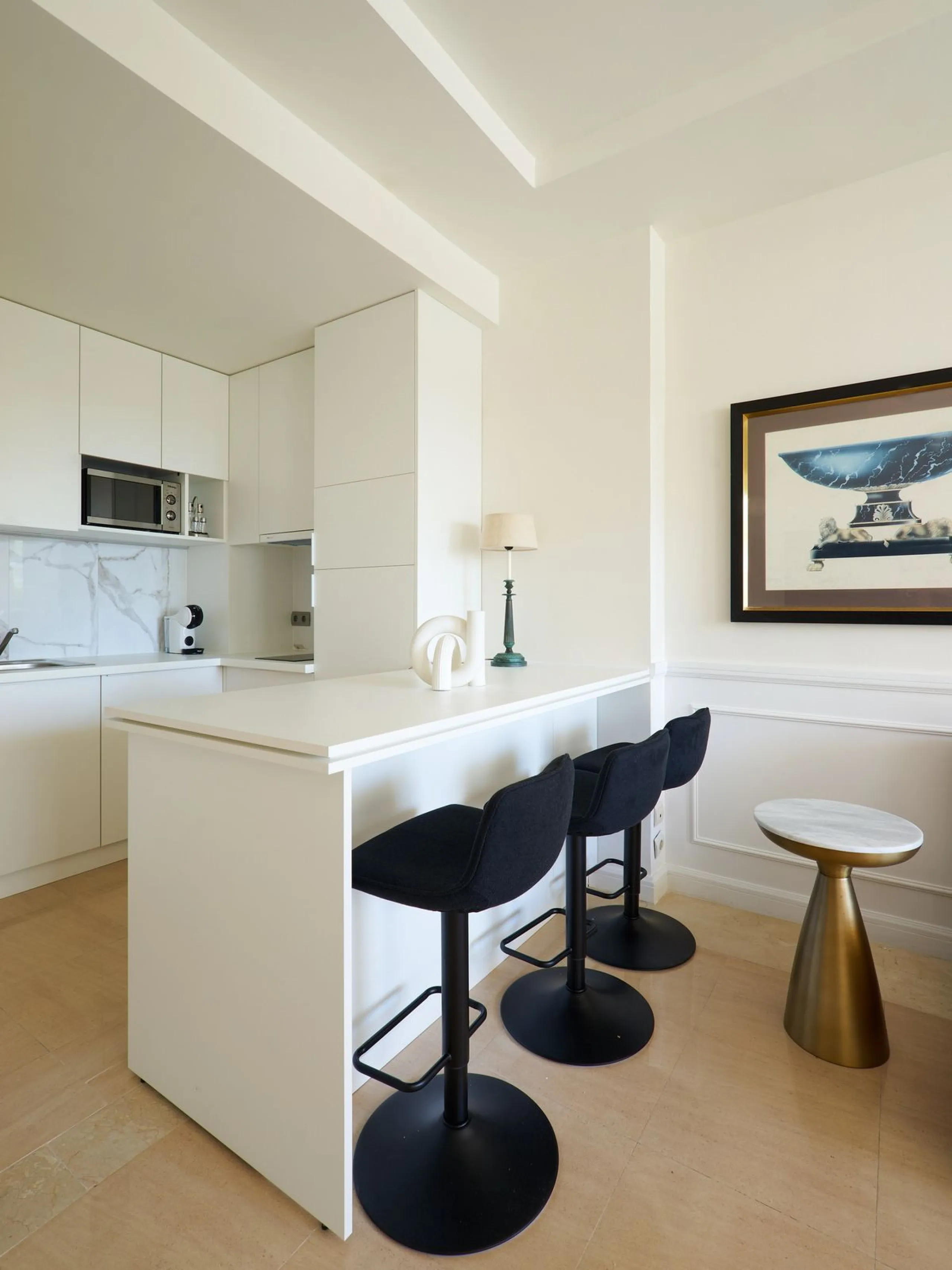 We present to your attention a unique opportunity to acquire a fully renovated and elegant one-bedroom apartment in the prestigious Guadalpin Hotel on the famous Golden Mile in Marbella.