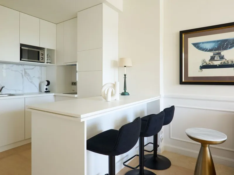 We present to your attention a unique opportunity to acquire a fully renovated and elegant one-bedroom apartment in the prestigious Guadalpin Hotel on the famous Golden Mile in Marbella.