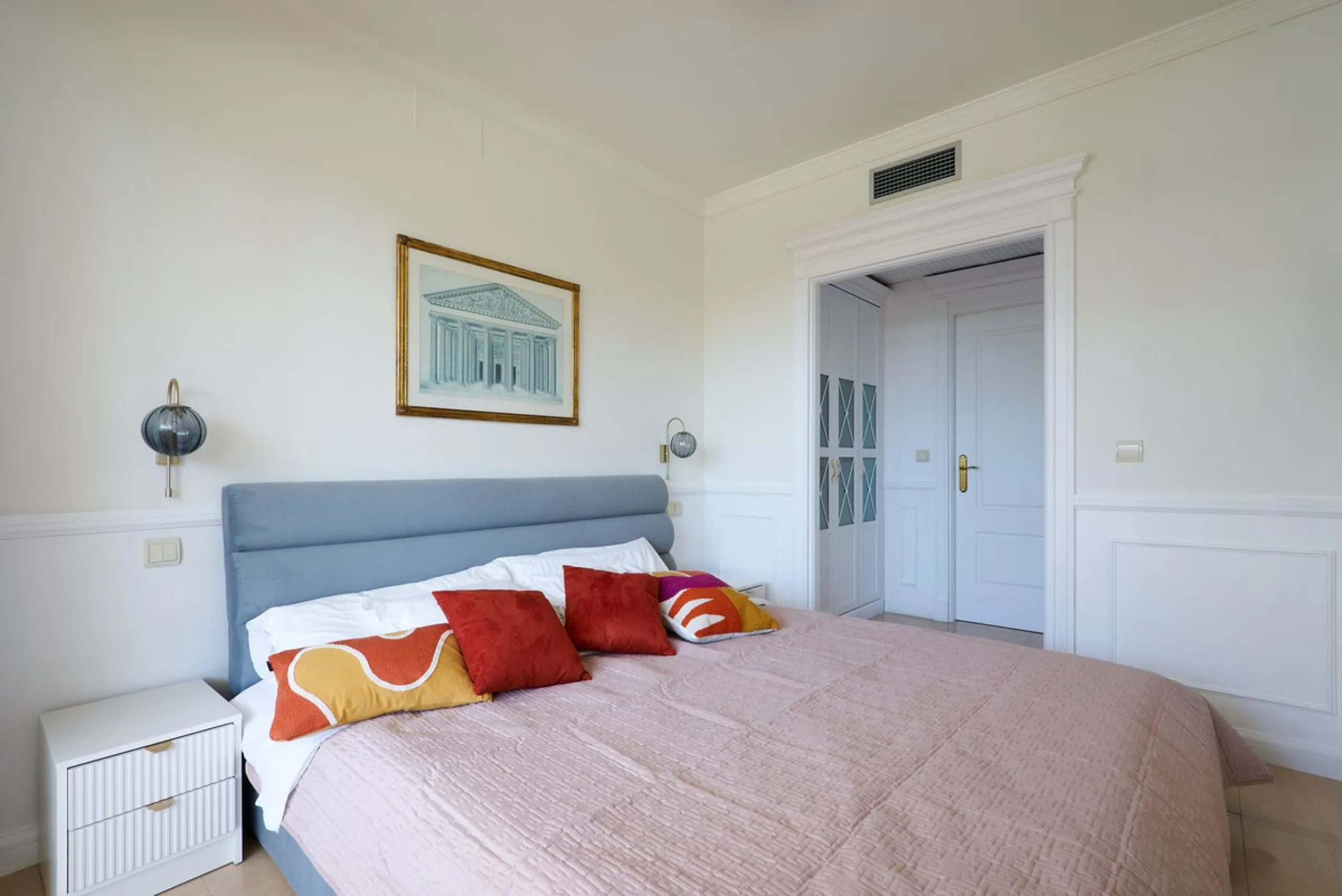 We present to your attention a unique opportunity to acquire a fully renovated and elegant one-bedroom apartment in the prestigious Guadalpin Hotel on the famous Golden Mile in Marbella.