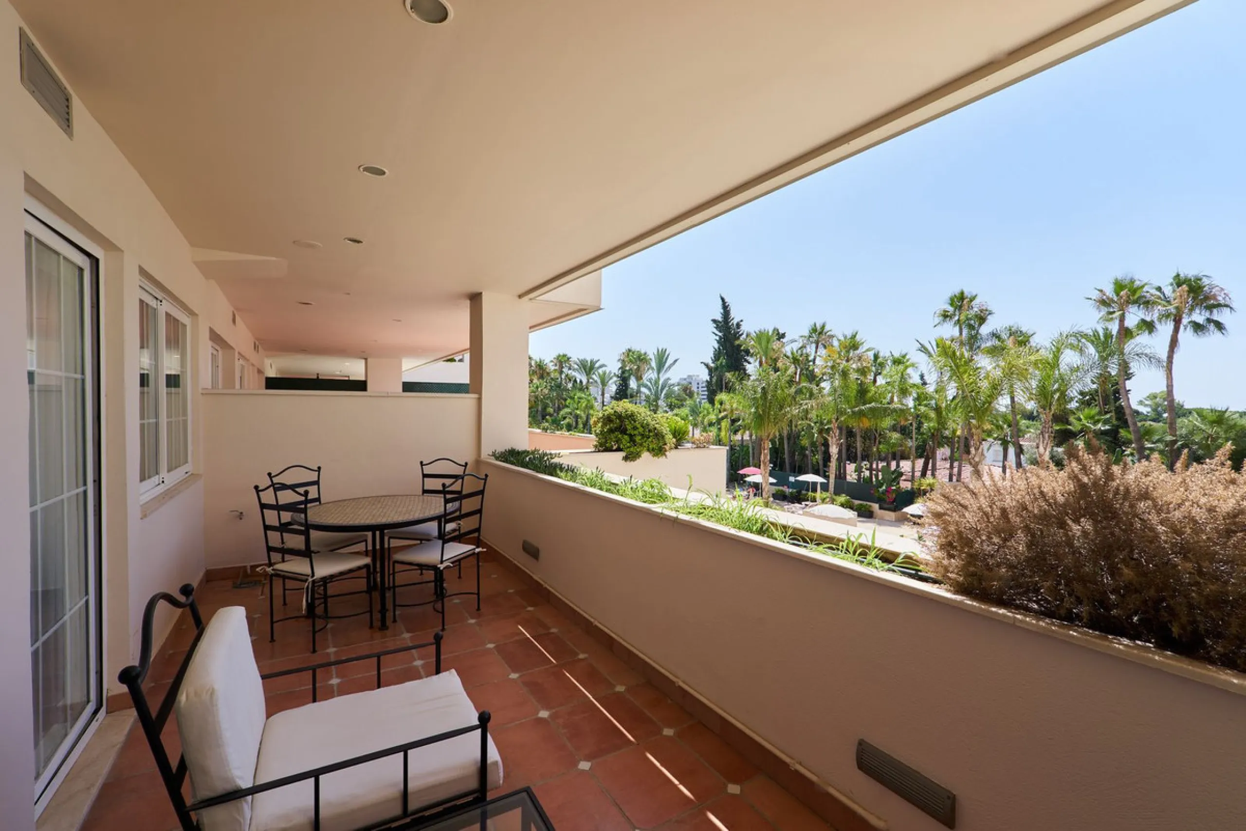 We present to your attention a unique opportunity to acquire a fully renovated and elegant one-bedroom apartment in the prestigious Guadalpin Hotel on the famous Golden Mile in Marbella.
