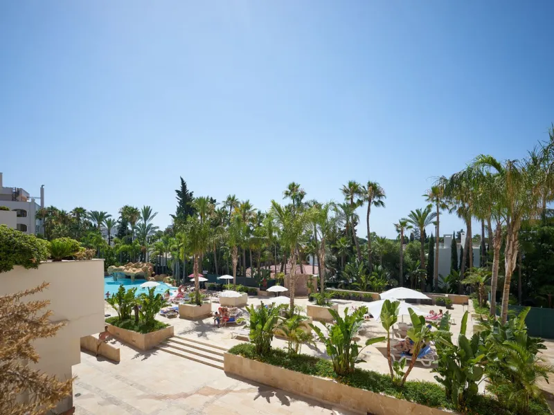 We present to your attention a unique opportunity to acquire a fully renovated and elegant one-bedroom apartment in the prestigious Guadalpin Hotel on the famous Golden Mile in Marbella.