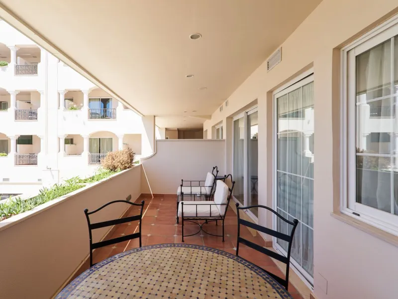 We present to your attention a unique opportunity to acquire a fully renovated and elegant one-bedroom apartment in the prestigious Guadalpin Hotel on the famous Golden Mile in Marbella.