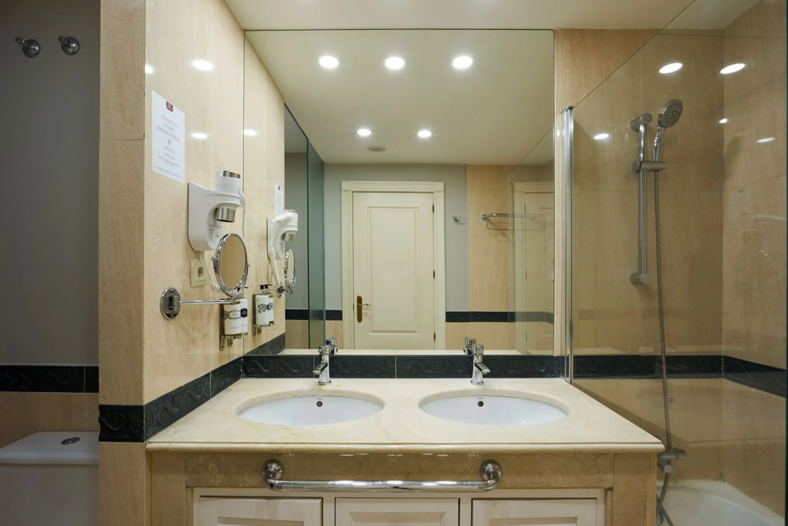 We present to your attention a unique opportunity to acquire a fully renovated and elegant one-bedroom apartment in the prestigious Guadalpin Hotel on the famous Golden Mile in Marbella.