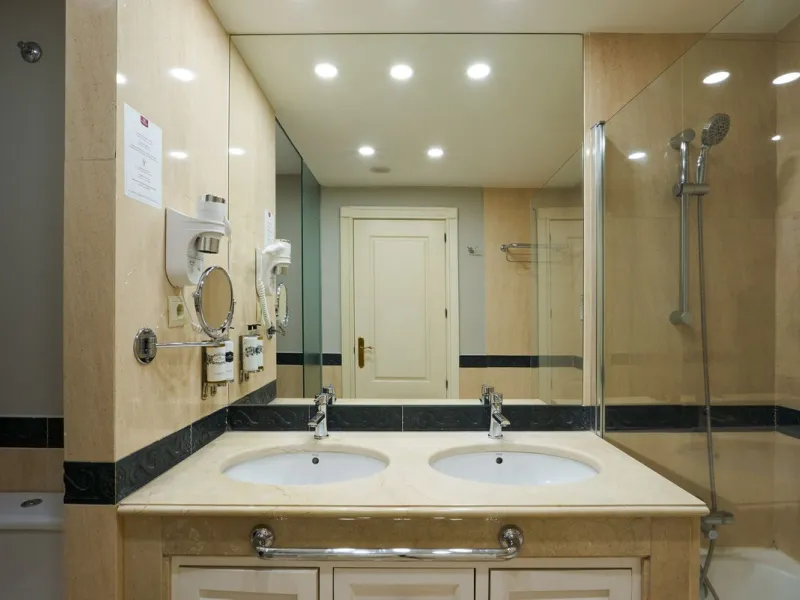 We present to your attention a unique opportunity to acquire a fully renovated and elegant one-bedroom apartment in the prestigious Guadalpin Hotel on the famous Golden Mile in Marbella.