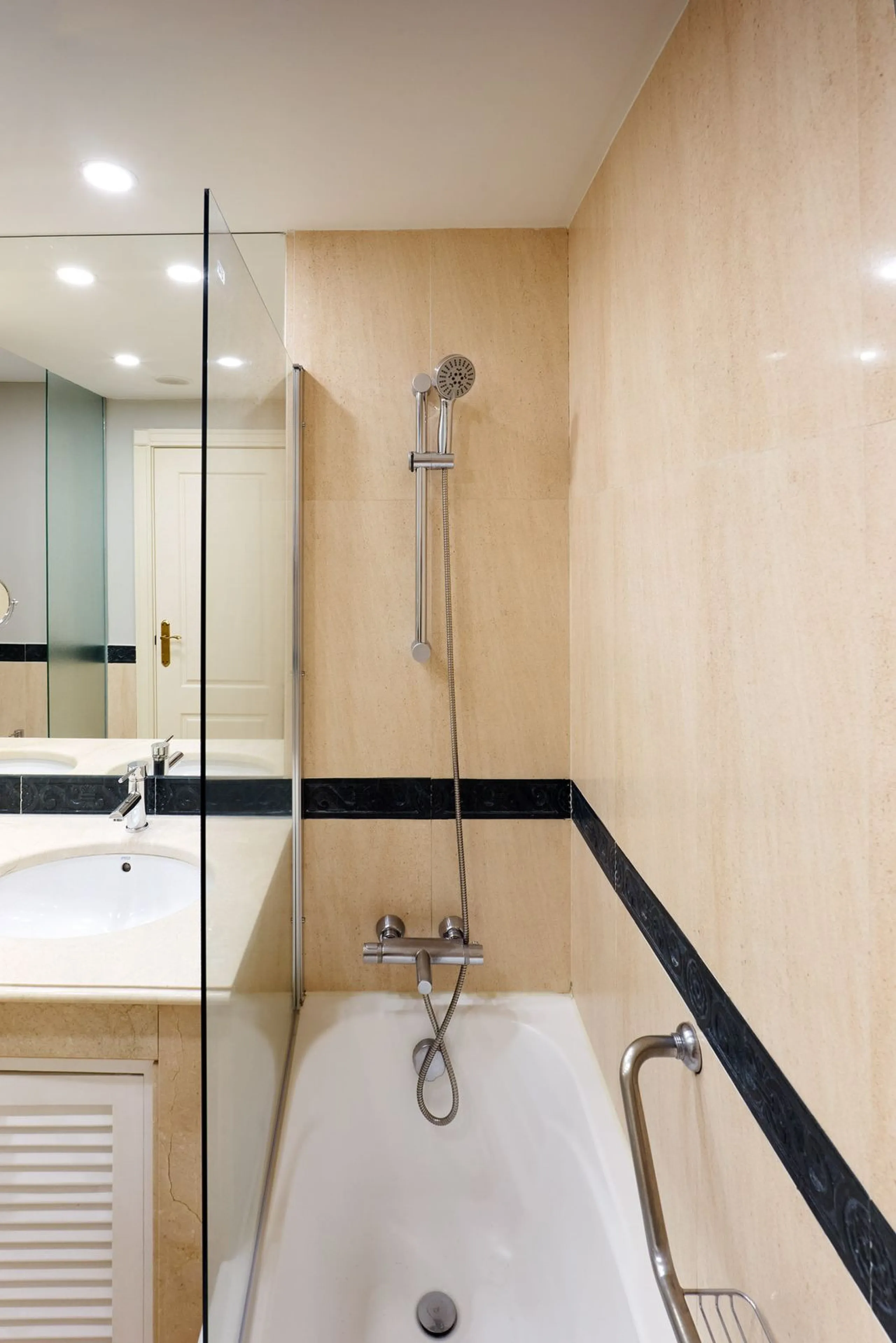 We present to your attention a unique opportunity to acquire a fully renovated and elegant one-bedroom apartment in the prestigious Guadalpin Hotel on the famous Golden Mile in Marbella.