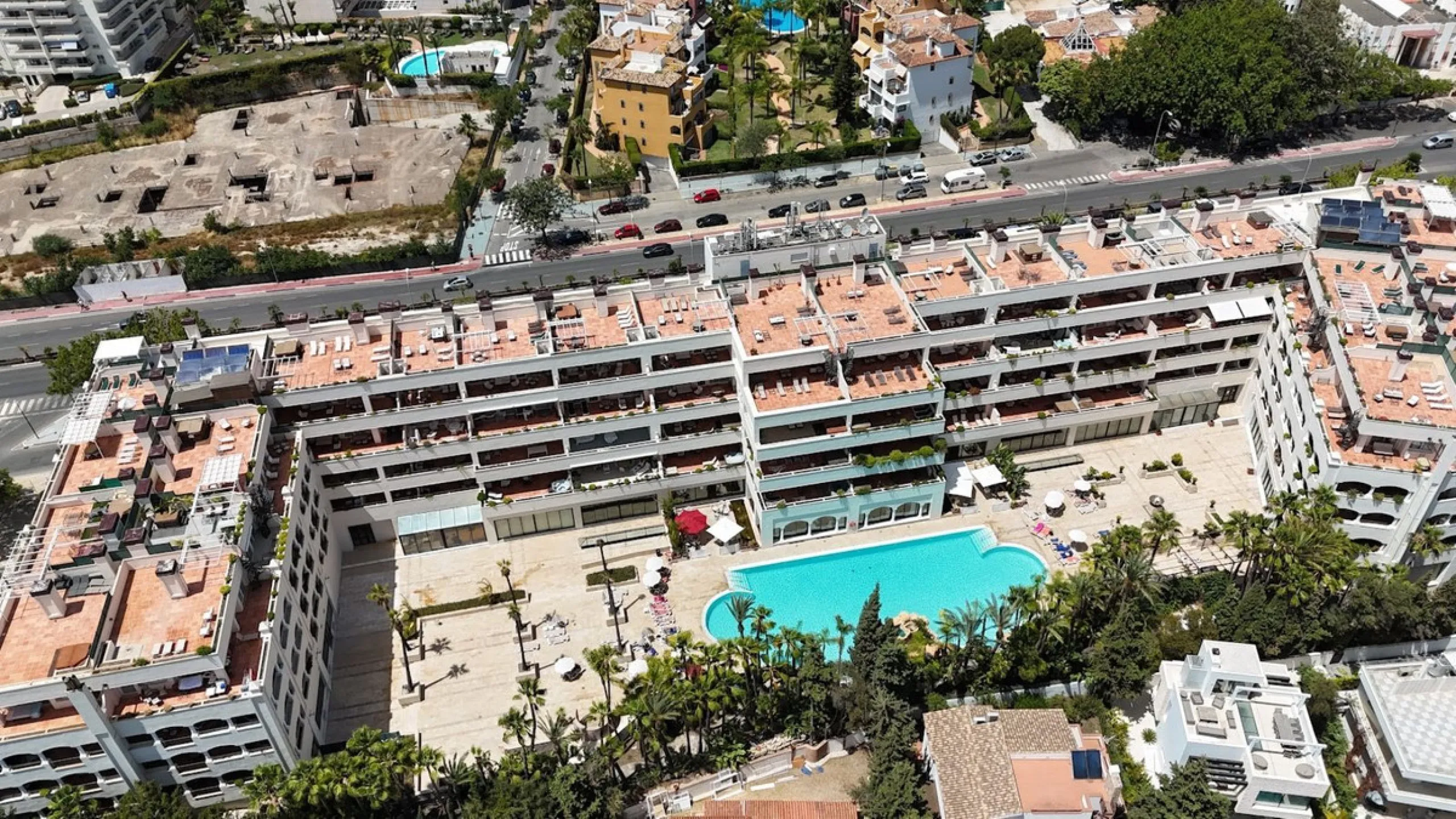 We present to your attention a unique opportunity to acquire a fully renovated and elegant one-bedroom apartment in the prestigious Guadalpin Hotel on the famous Golden Mile in Marbella.