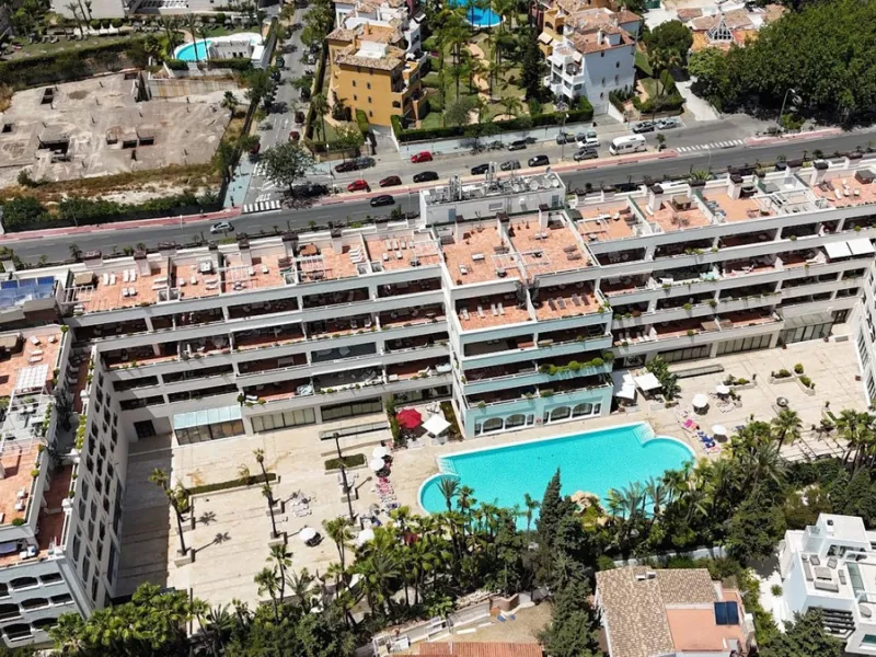 We present to your attention a unique opportunity to acquire a fully renovated and elegant one-bedroom apartment in the prestigious Guadalpin Hotel on the famous Golden Mile in Marbella.