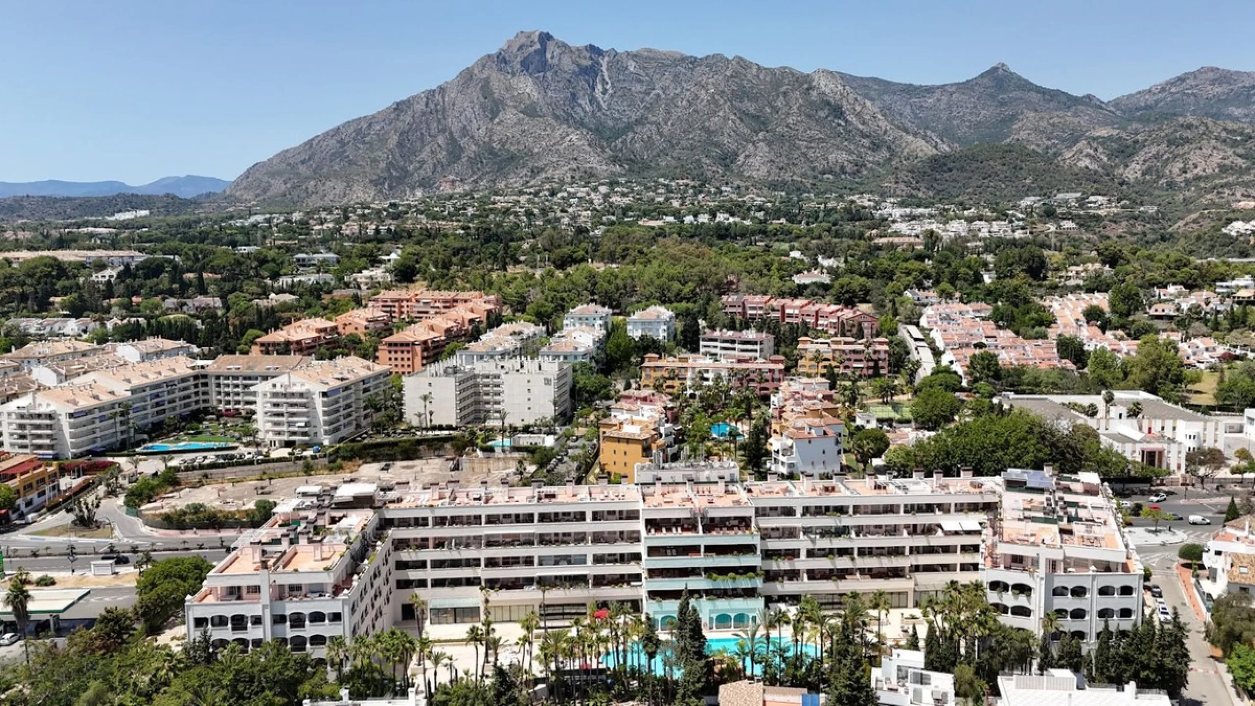 We present to your attention a unique opportunity to acquire a fully renovated and elegant one-bedroom apartment in the prestigious Guadalpin Hotel on the famous Golden Mile in Marbella.
