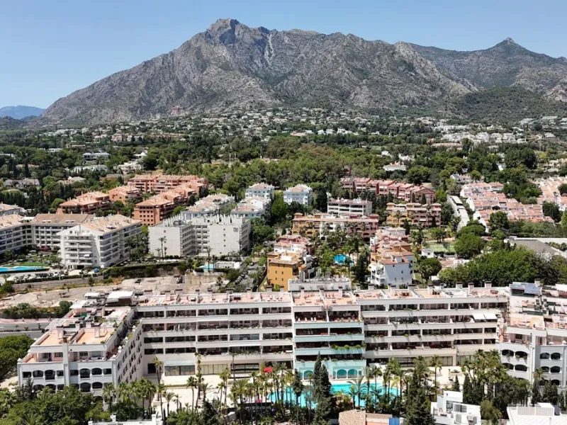 We present to your attention a unique opportunity to acquire a fully renovated and elegant one-bedroom apartment in the prestigious Guadalpin Hotel on the famous Golden Mile in Marbella.