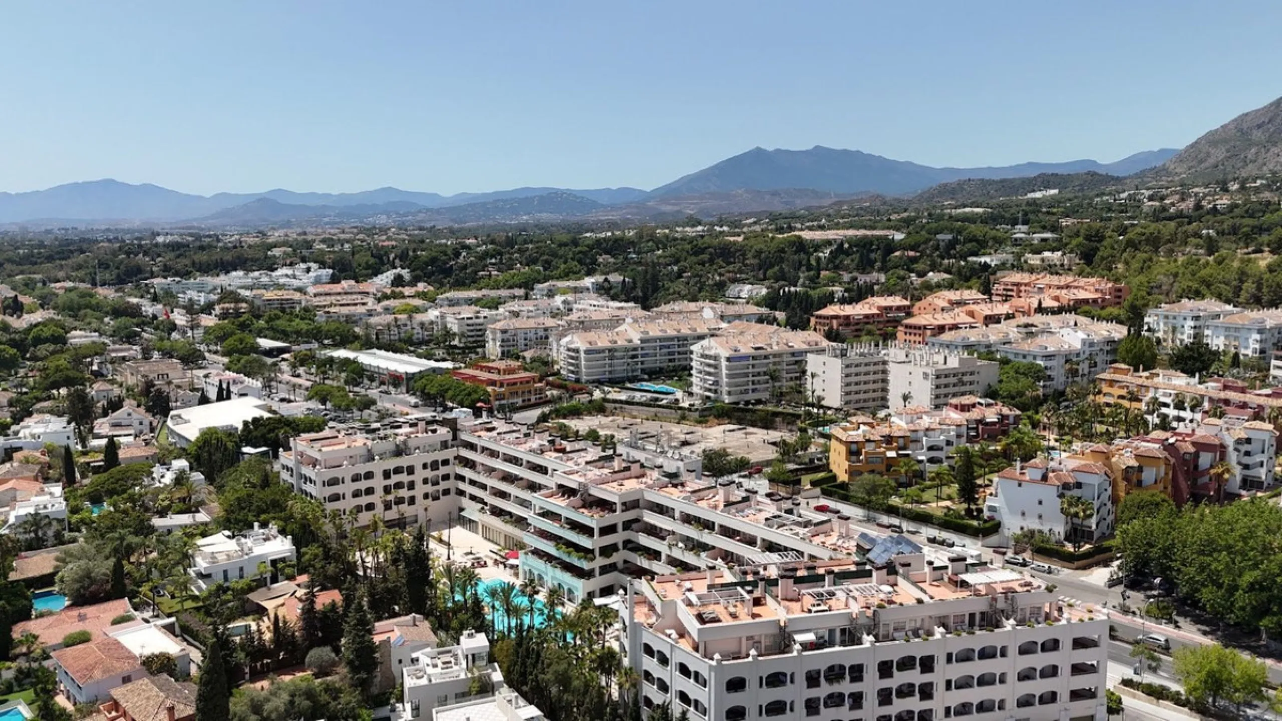 We present to your attention a unique opportunity to acquire a fully renovated and elegant one-bedroom apartment in the prestigious Guadalpin Hotel on the famous Golden Mile in Marbella.