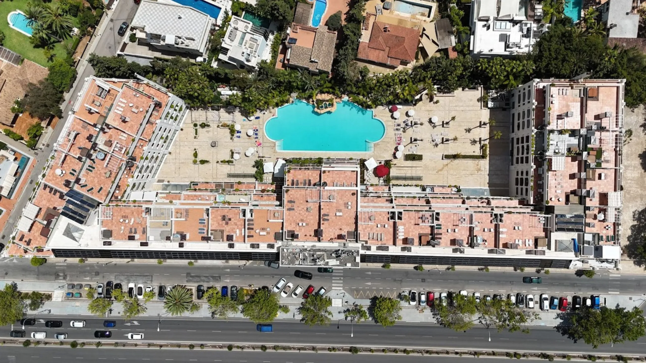 We present to your attention a unique opportunity to acquire a fully renovated and elegant one-bedroom apartment in the prestigious Guadalpin Hotel on the famous Golden Mile in Marbella.