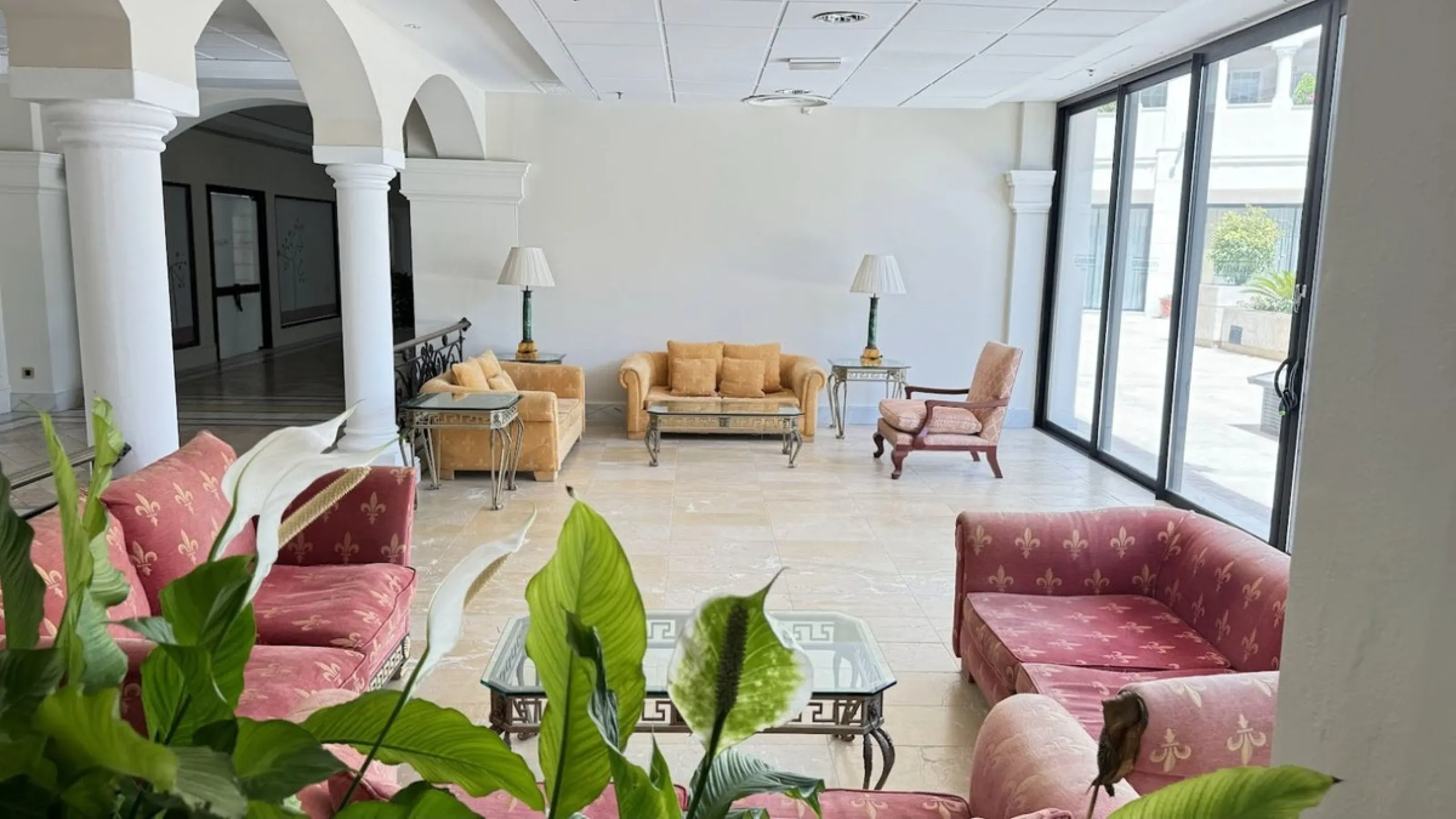 We present to your attention a unique opportunity to acquire a fully renovated and elegant one-bedroom apartment in the prestigious Guadalpin Hotel on the famous Golden Mile in Marbella.
