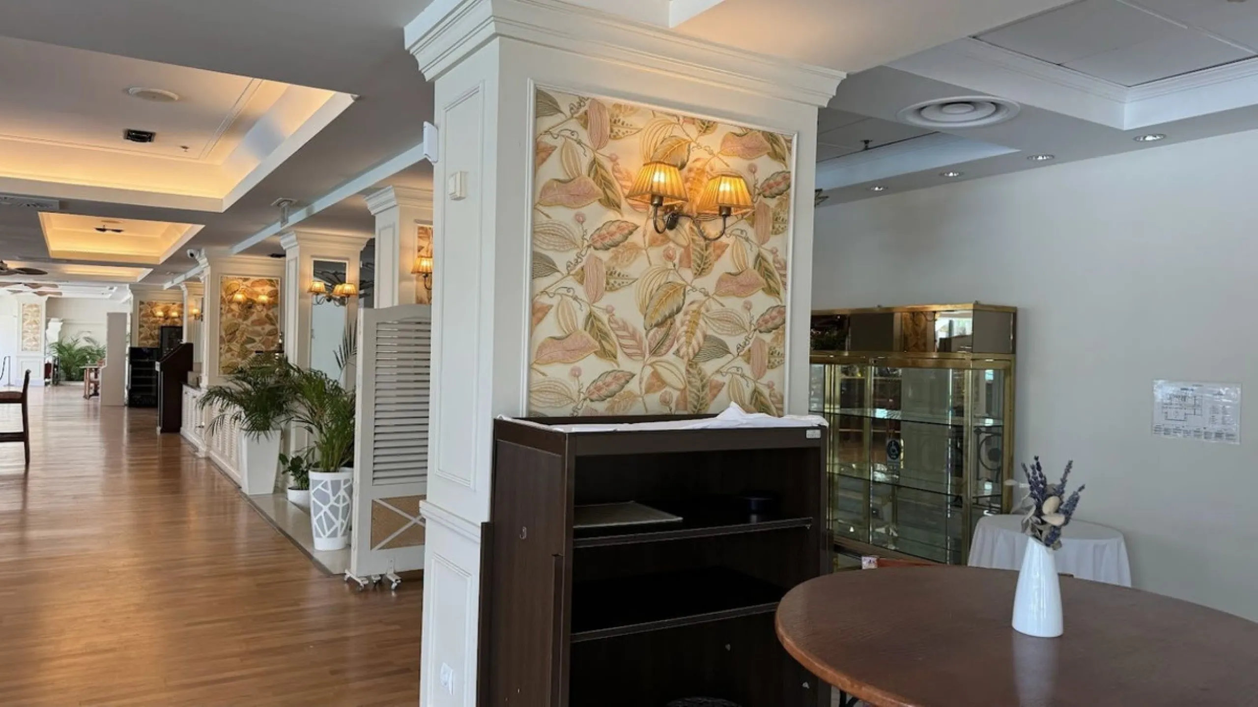 We present to your attention a unique opportunity to acquire a fully renovated and elegant one-bedroom apartment in the prestigious Guadalpin Hotel on the famous Golden Mile in Marbella.