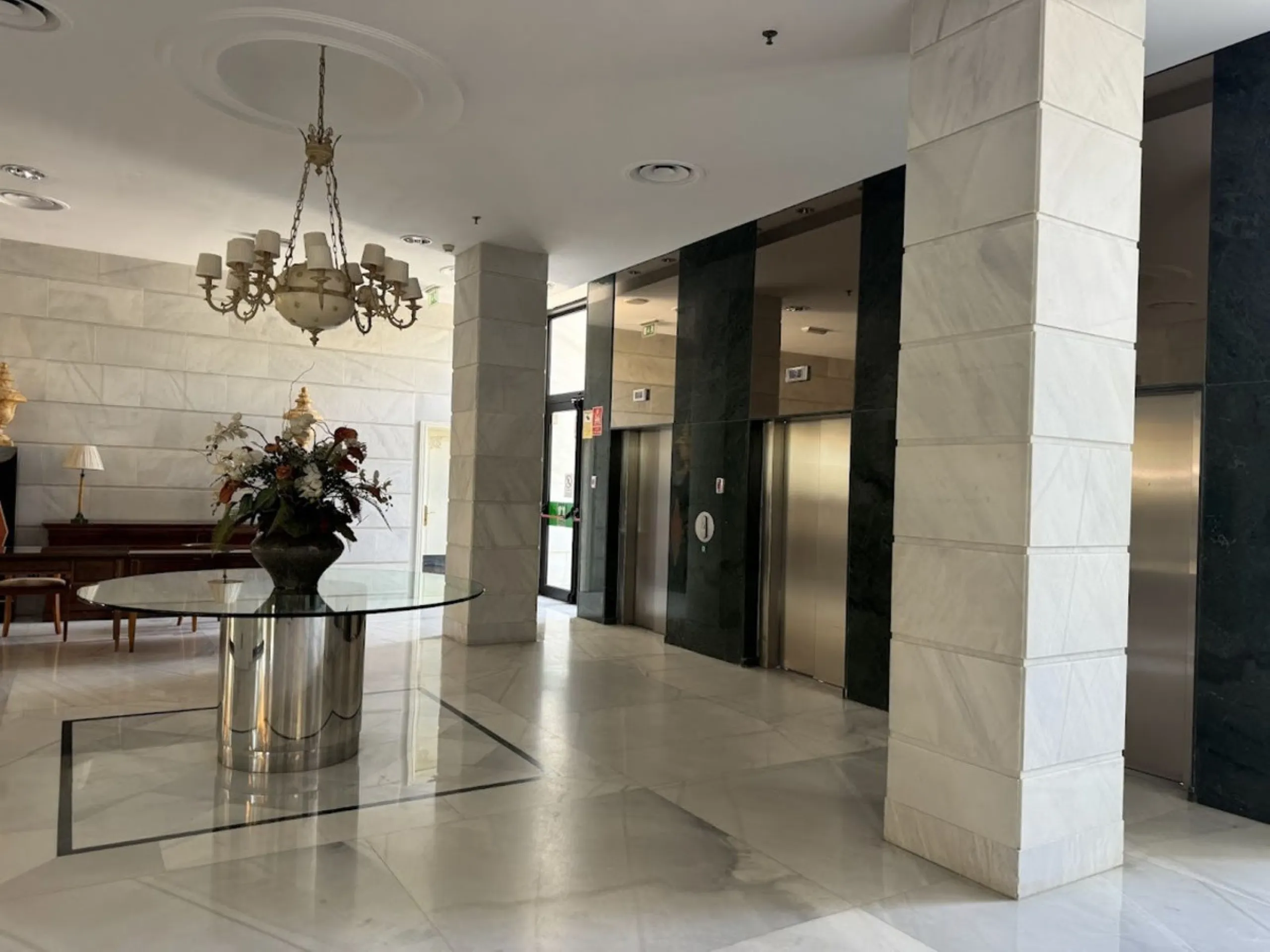 We present to your attention a unique opportunity to acquire a fully renovated and elegant one-bedroom apartment in the prestigious Guadalpin Hotel on the famous Golden Mile in Marbella.