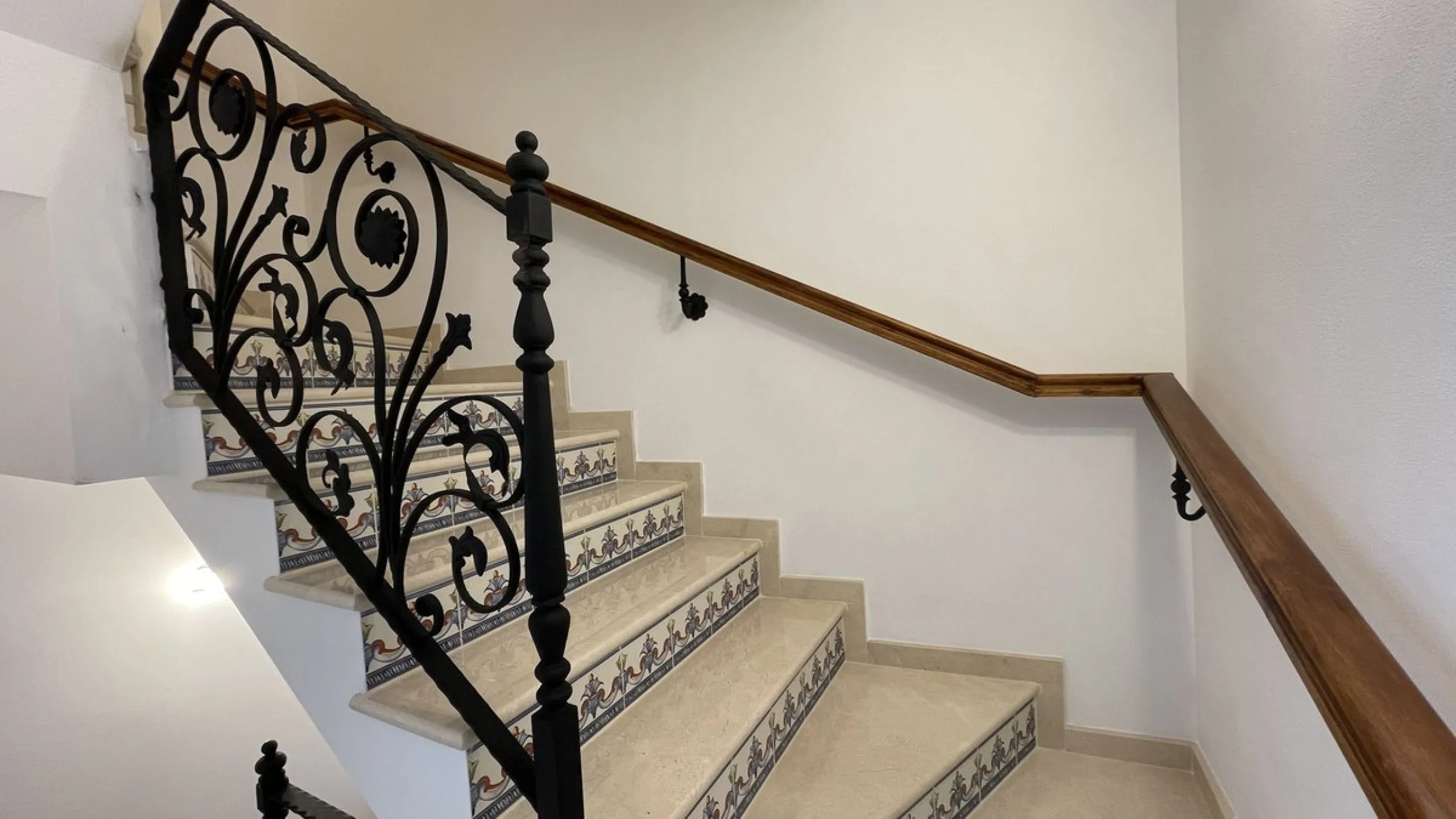 House - Townhouse в продаже в Alhaurín el Grande, Málaga. В доме 5 спален и 3 ванных комнат. Площадь дома 296 м²