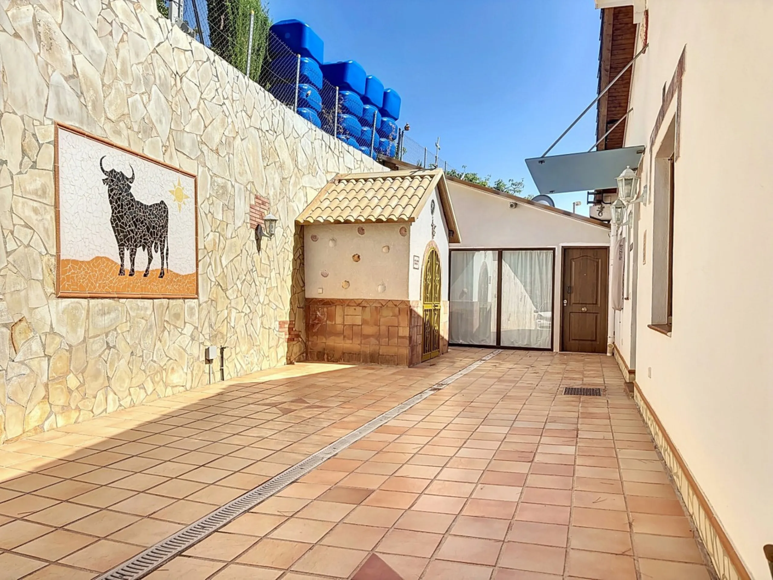 Stunning Villa Below Frigiliana for Sale. This impressive villa, nestled below Frigiliana, offers two separate living units across two floors, each with its own driveway and privacy. The upper unit spans 150 m2 and features a spacious open-plan living and