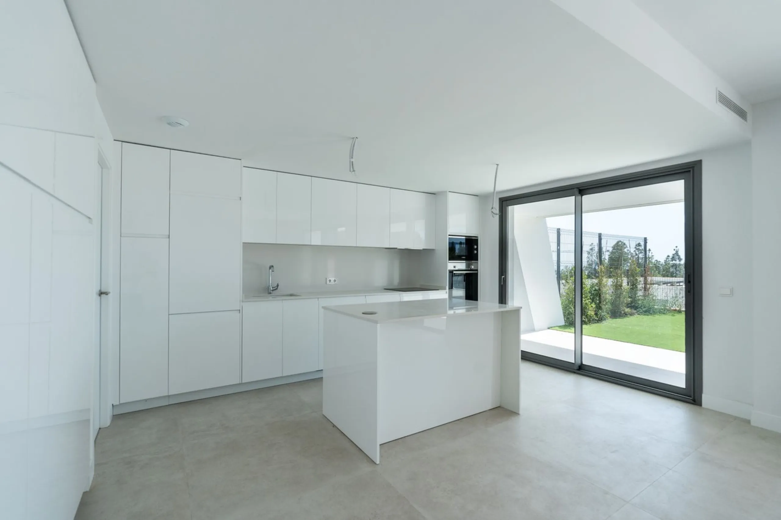 Brand new stunning 3 bedroom house in Eden Resort & Club, phase II, with panoramic sea views from every room and within walking distance of the beach. This luxury property is distributed over 3 levels featuring 3 spacious bedrooms with spectacular sea and