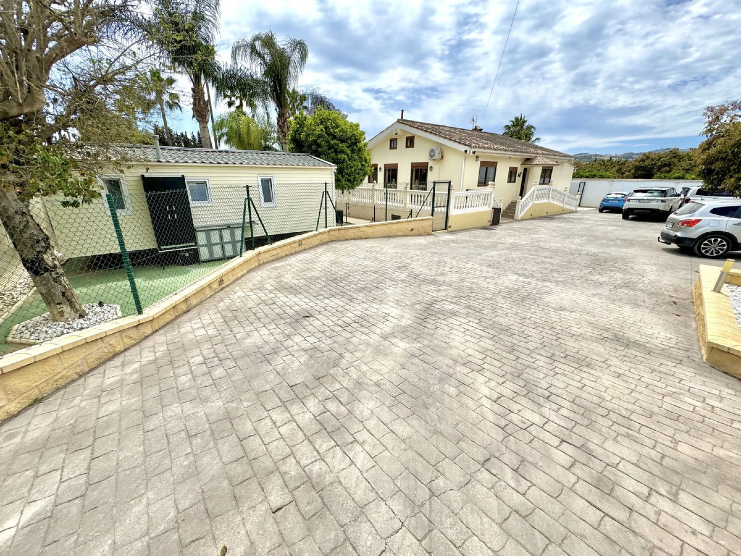 Beautiful HOME & Successful BUSINESS for sale in Mijas, Costa del Sol. 3-4 bed Finca + 1 bed Static Home + 550 m2 Storage Warehouses + 23 Kennels + 15 pen Cattery & Storage area for 50+ vehicles, on a large 5839 m2 plot.