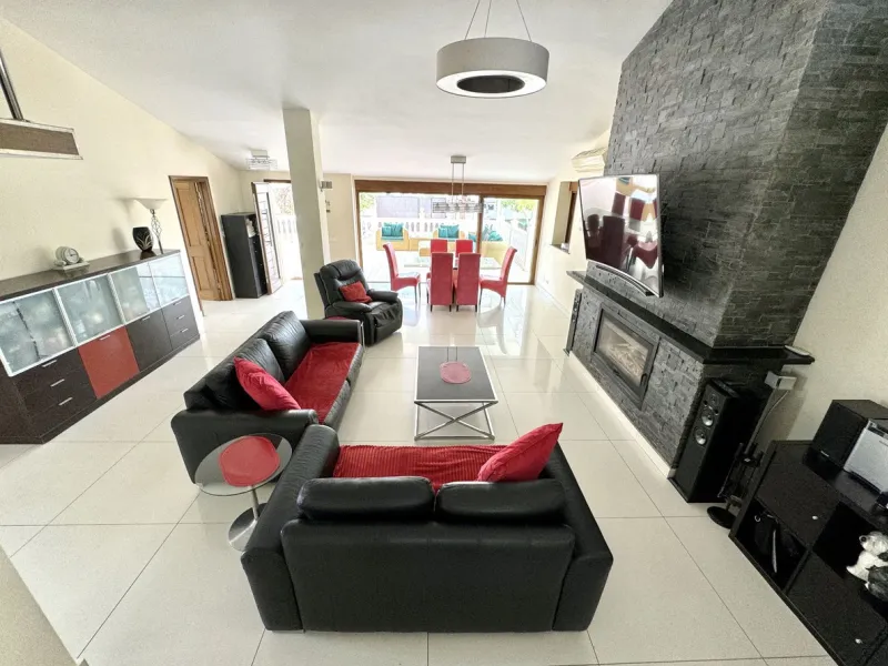 Beautiful HOME & Successful BUSINESS for sale in Mijas, Costa del Sol. 3-4 bed Finca + 1 bed Static Home + 550 m2 Storage Warehouses + 23 Kennels + 15 pen Cattery & Storage area for 50+ vehicles, on a large 5839 m2 plot.