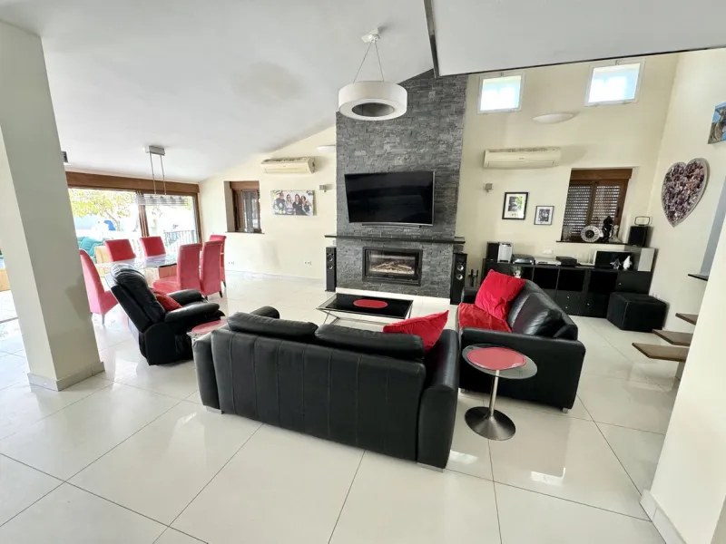 Beautiful HOME & Successful BUSINESS for sale in Mijas, Costa del Sol. 3-4 bed Finca + 1 bed Static Home + 550 m2 Storage Warehouses + 23 Kennels + 15 pen Cattery & Storage area for 50+ vehicles, on a large 5839 m2 plot.