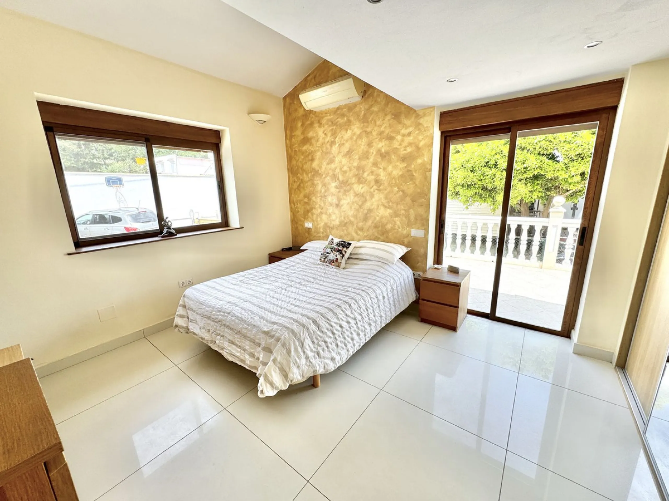 Beautiful HOME & Successful BUSINESS for sale in Mijas, Costa del Sol. 3-4 bed Finca + 1 bed Static Home + 550 m2 Storage Warehouses + 23 Kennels + 15 pen Cattery & Storage area for 50+ vehicles, on a large 5839 m2 plot.
