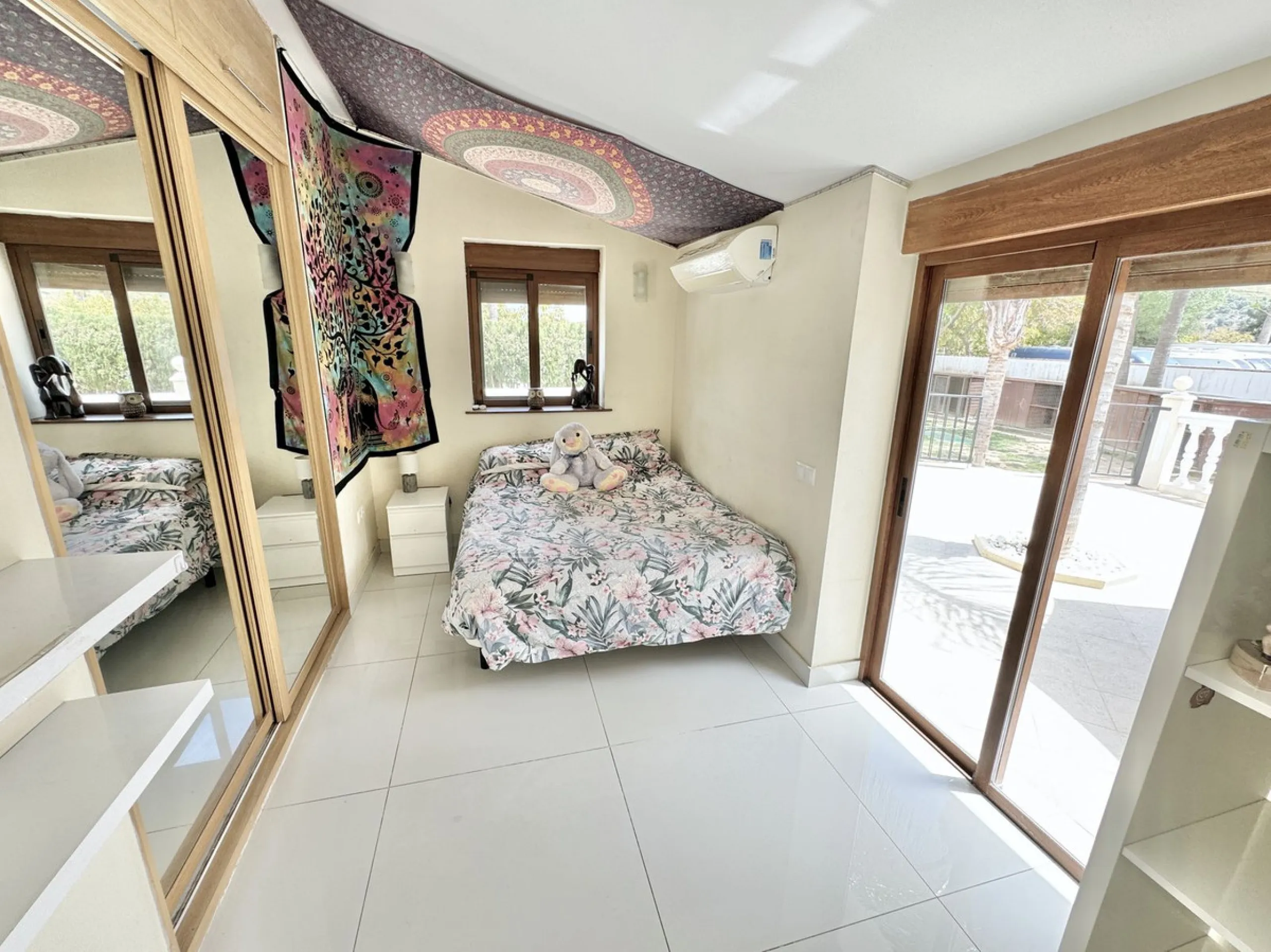 Beautiful HOME & Successful BUSINESS for sale in Mijas, Costa del Sol. 3-4 bed Finca + 1 bed Static Home + 550 m2 Storage Warehouses + 23 Kennels + 15 pen Cattery & Storage area for 50+ vehicles, on a large 5839 m2 plot.