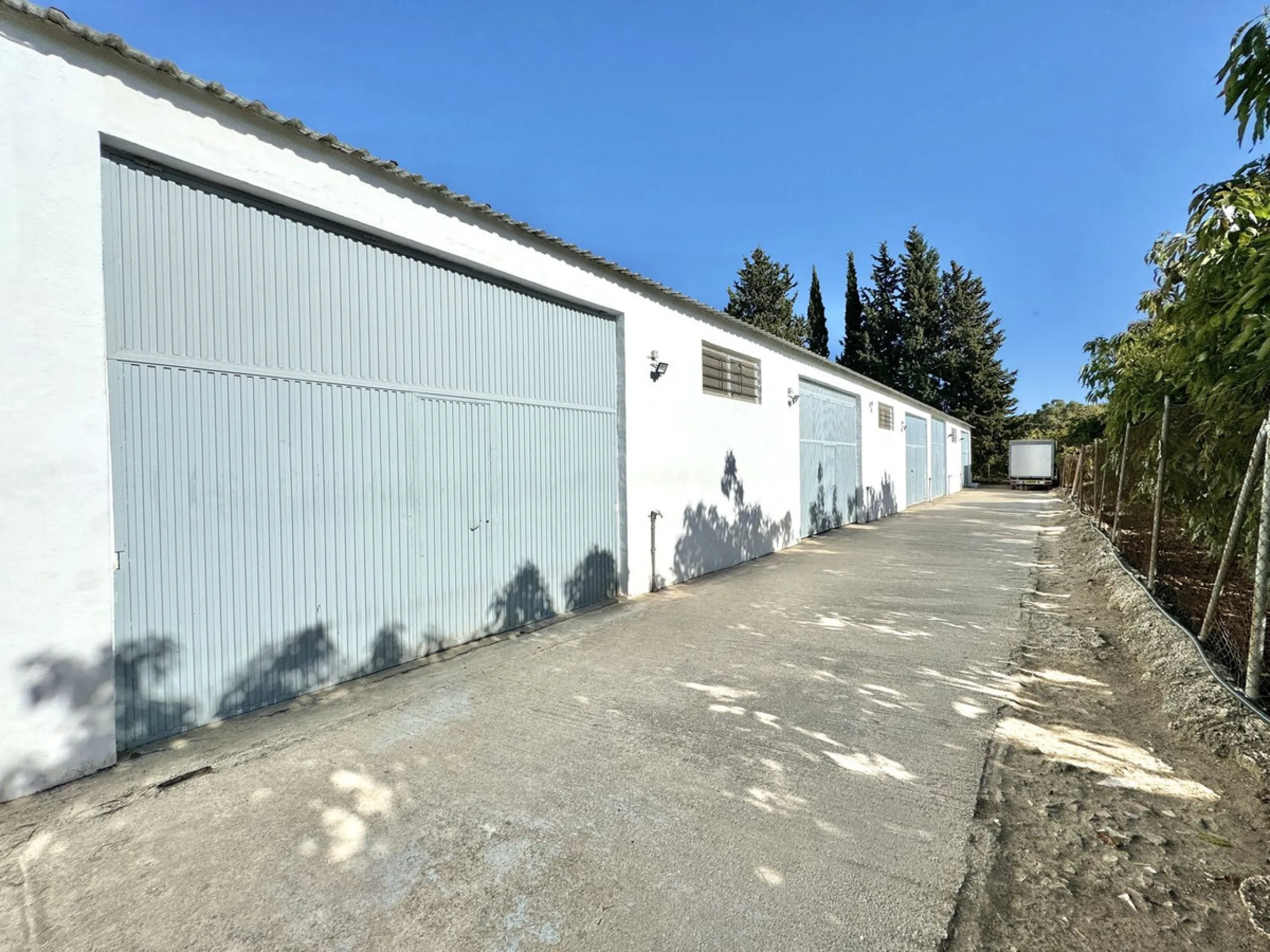 Beautiful HOME & Successful BUSINESS for sale in Mijas, Costa del Sol. 3-4 bed Finca + 1 bed Static Home + 550 m2 Storage Warehouses + 23 Kennels + 15 pen Cattery & Storage area for 50+ vehicles, on a large 5839 m2 plot.