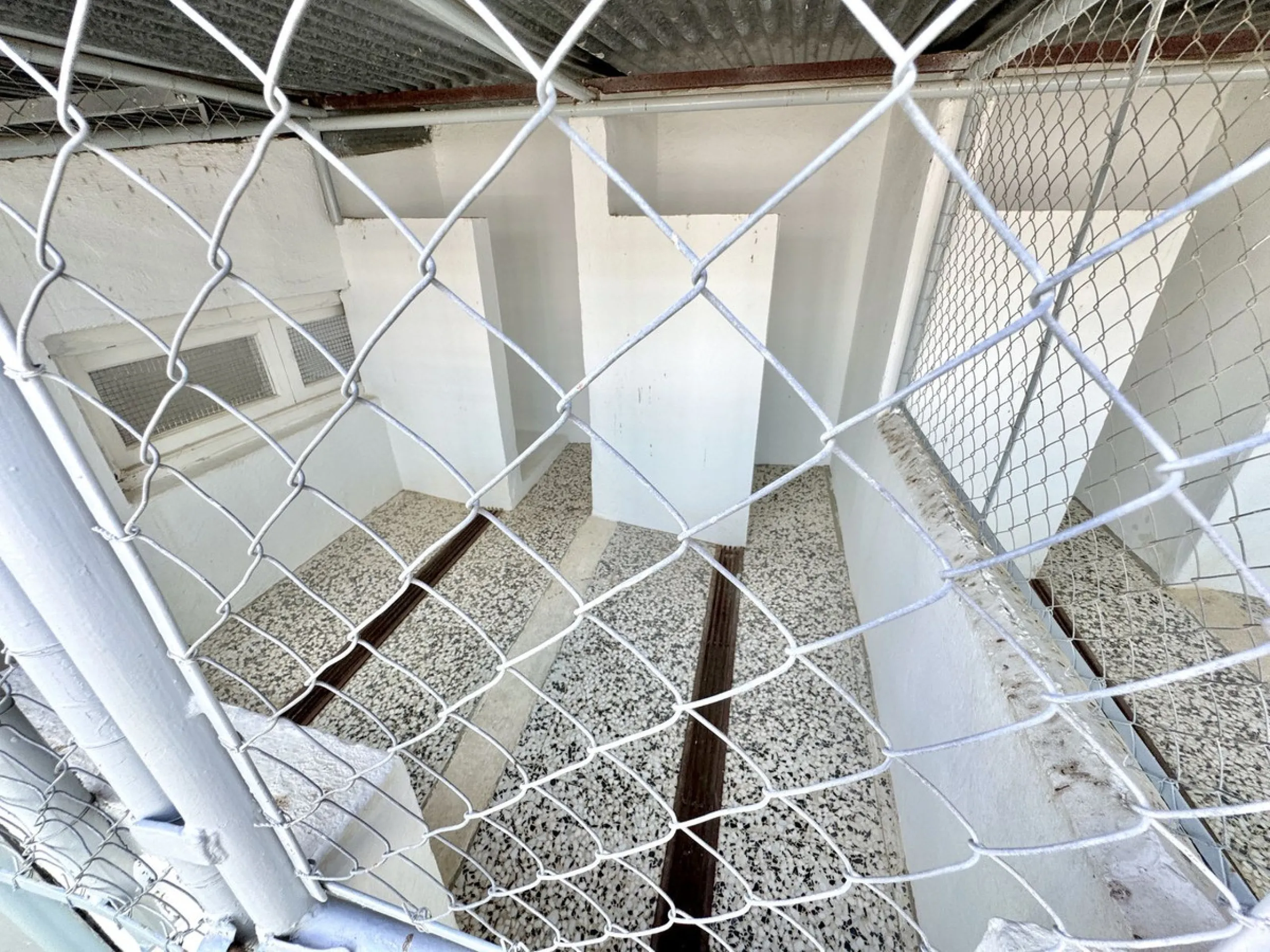 Beautiful HOME & Successful BUSINESS for sale in Mijas, Costa del Sol. 3-4 bed Finca + 1 bed Static Home + 550 m2 Storage Warehouses + 23 Kennels + 15 pen Cattery & Storage area for 50+ vehicles, on a large 5839 m2 plot.