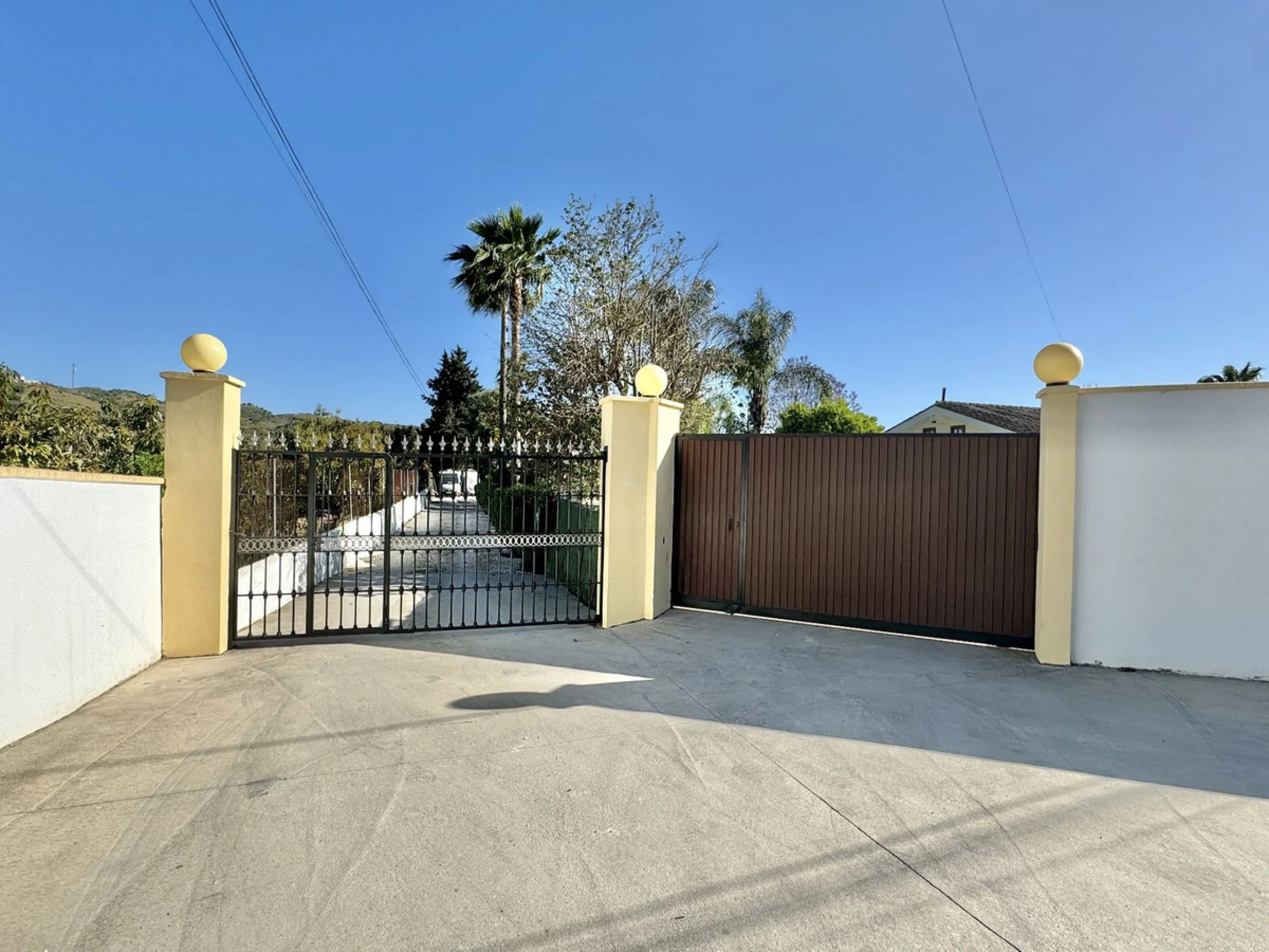Beautiful HOME & Successful BUSINESS for sale in Mijas, Costa del Sol. 3-4 bed Finca + 1 bed Static Home + 550 m2 Storage Warehouses + 23 Kennels + 15 pen Cattery & Storage area for 50+ vehicles, on a large 5839 m2 plot.