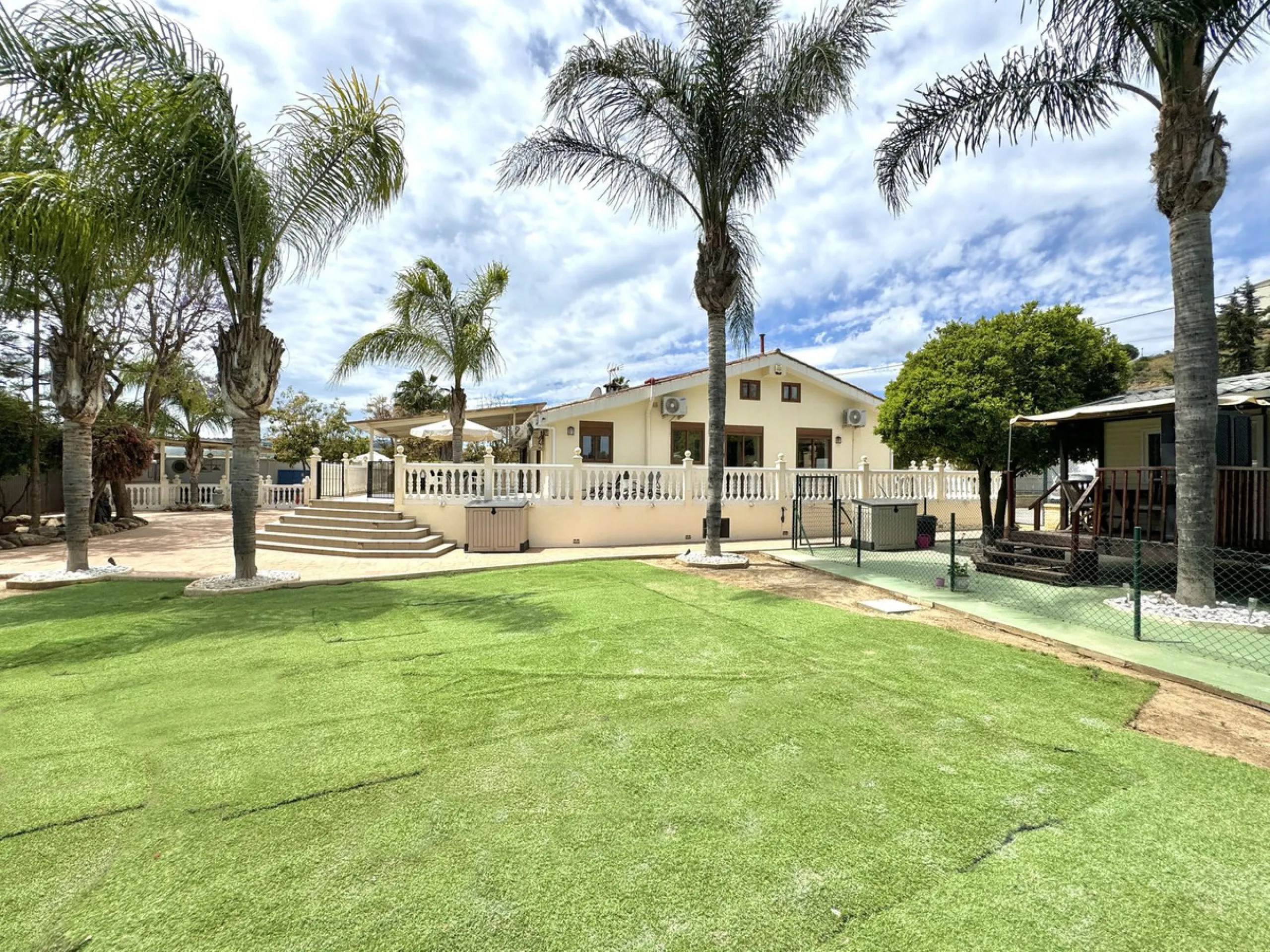 Beautiful HOME & Successful BUSINESS for sale in Mijas, Costa del Sol. 3-4 bed Finca + 1 bed Static Home + 550 m2 Storage Warehouses + 23 Kennels + 15 pen Cattery & Storage area for 50+ vehicles, on a large 5839 m2 plot.