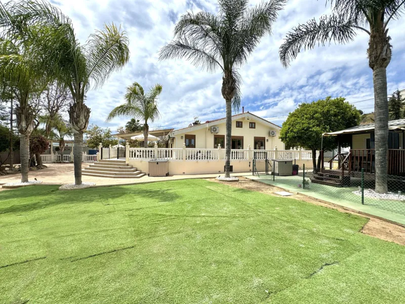 Beautiful HOME & Successful BUSINESS for sale in Mijas, Costa del Sol. 3-4 bed Finca + 1 bed Static Home + 550 m2 Storage Warehouses + 23 Kennels + 15 pen Cattery & Storage area for 50+ vehicles, on a large 5839 m2 plot.