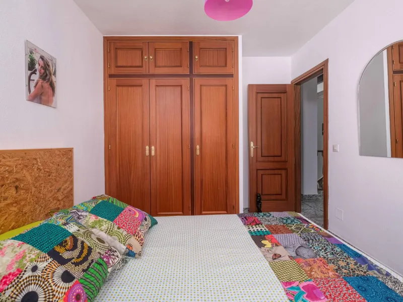 Discover your new home in the prestigious area of El Coto! We present to you this charming two-story semi-detached house, ideal for families seeking comfort and style. With 5 bedrooms and three bathrooms, you'll have the perfect space for every member of 