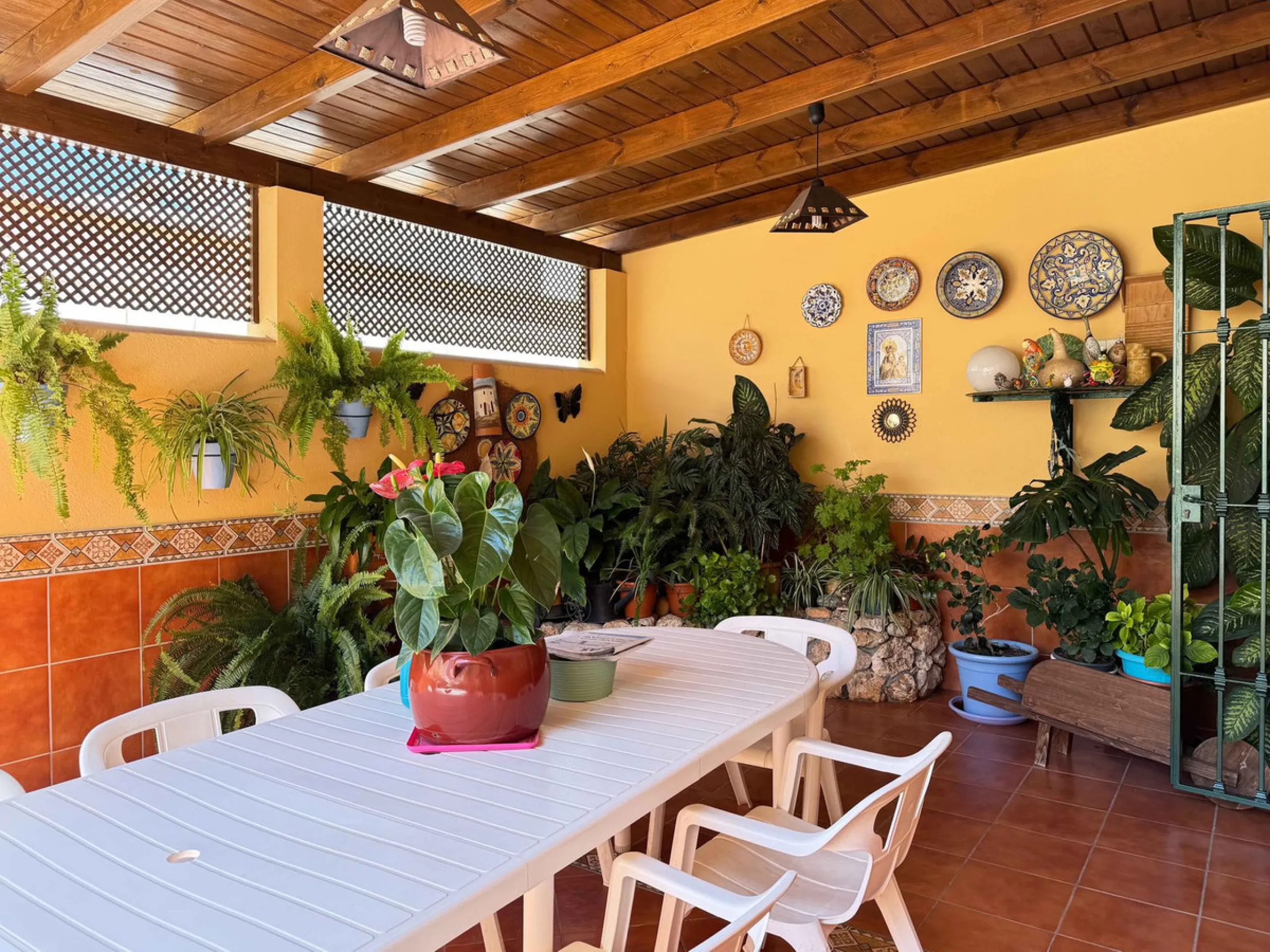 Discover your new home in the prestigious area of El Coto! We present to you this charming two-story semi-detached house, ideal for families seeking comfort and style. With 5 bedrooms and three bathrooms, you'll have the perfect space for every member of 