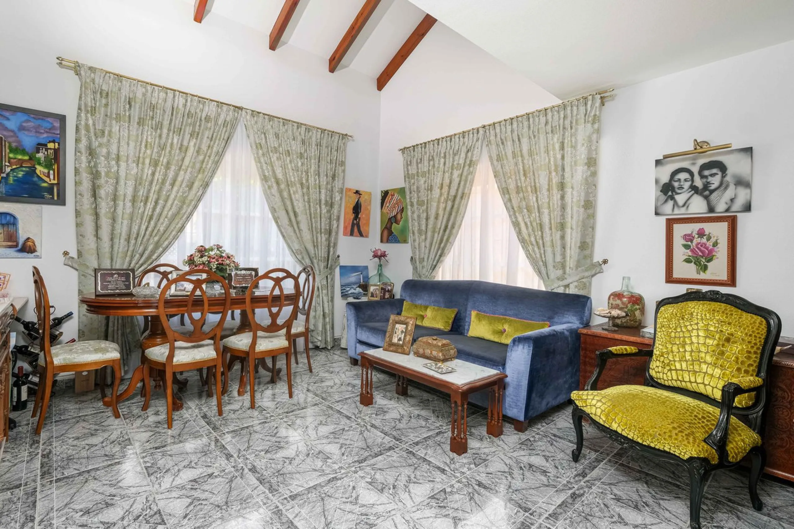 Discover your new home in the prestigious area of El Coto! We present to you this charming two-story semi-detached house, ideal for families seeking comfort and style. With 5 bedrooms and three bathrooms, you'll have the perfect space for every member of 